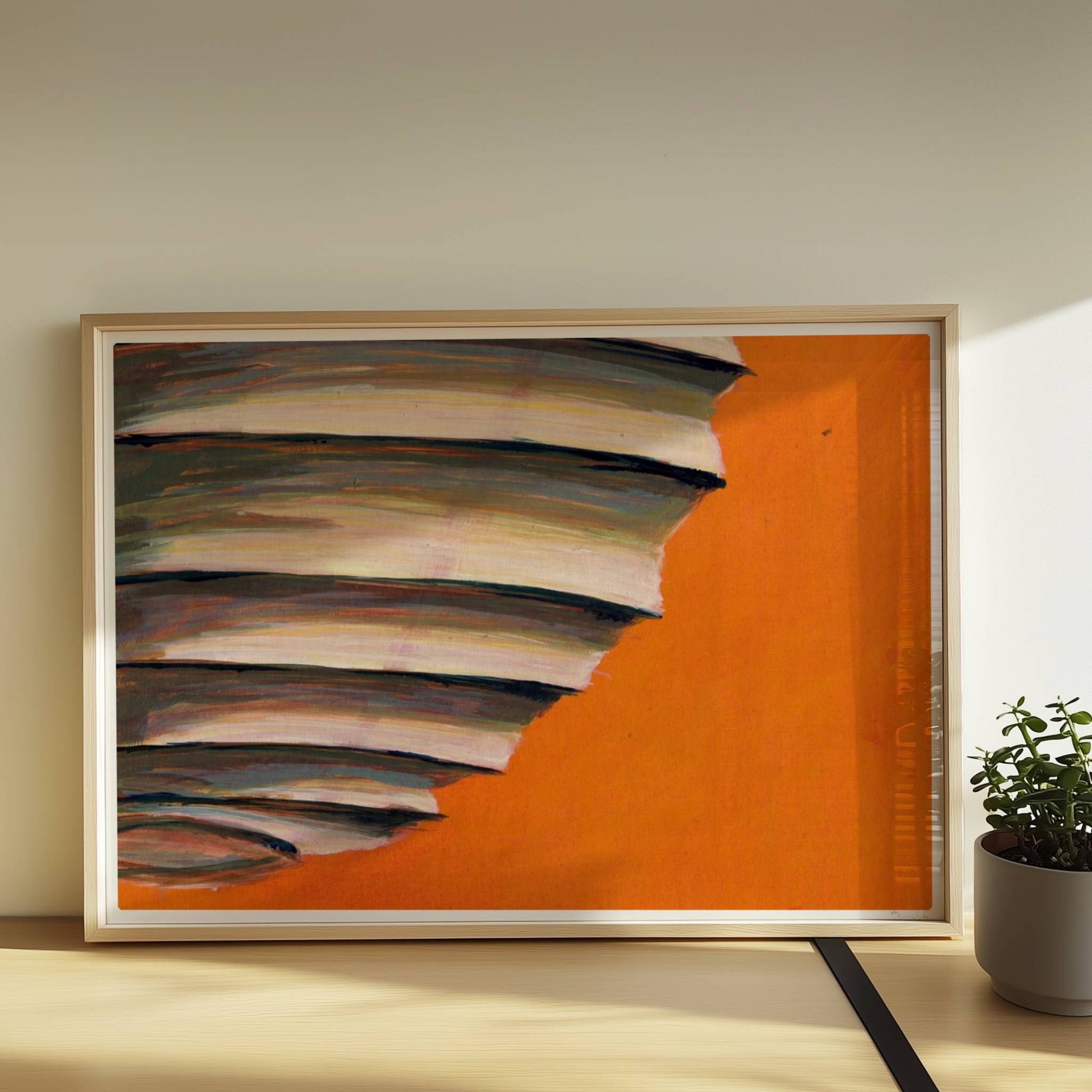 Papierlaterne mit horizontalen Schichten in Beige, Blau und Violett vor einem leuchtend orangen Hintergrund.. Rahmen natur 70x50