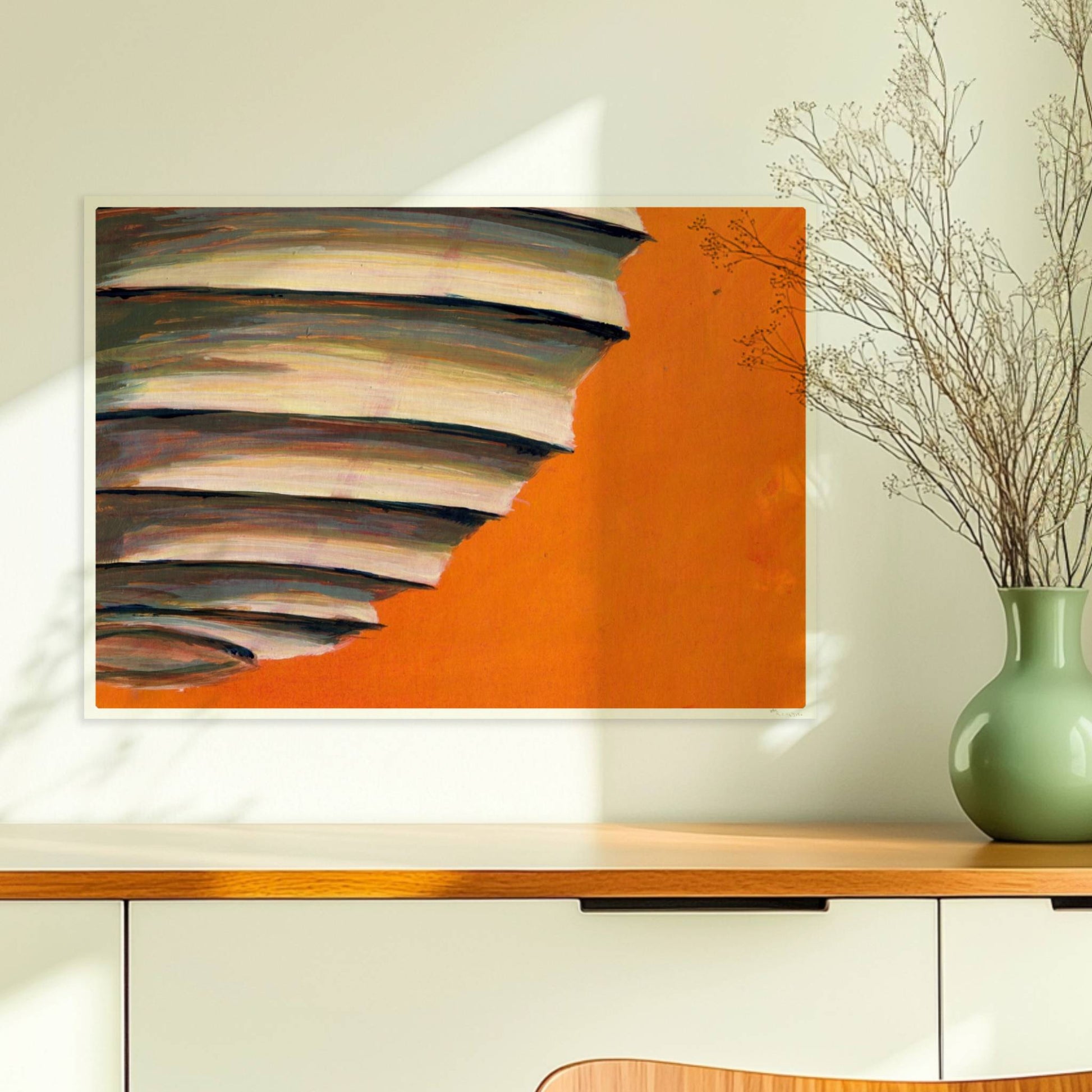 Papierlaterne mit horizontalen Schichten in Beige, Blau und Violett vor einem leuchtend orangen Hintergrund.. Ohne Rahmen 70x50