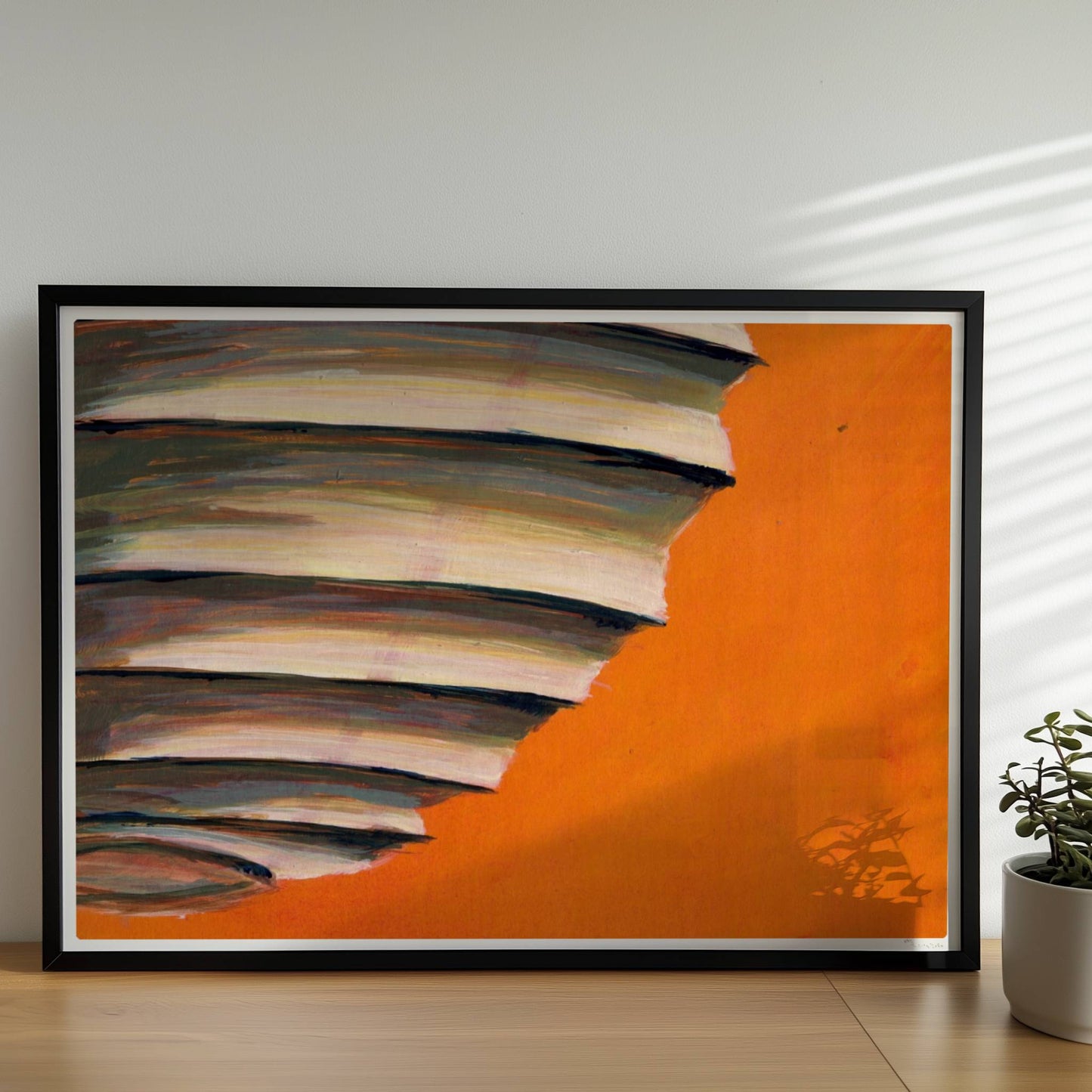 Papierlaterne mit horizontalen Schichten in Beige, Blau und Violett vor einem leuchtend orangen Hintergrund.. Rahmen schwarz 70x50