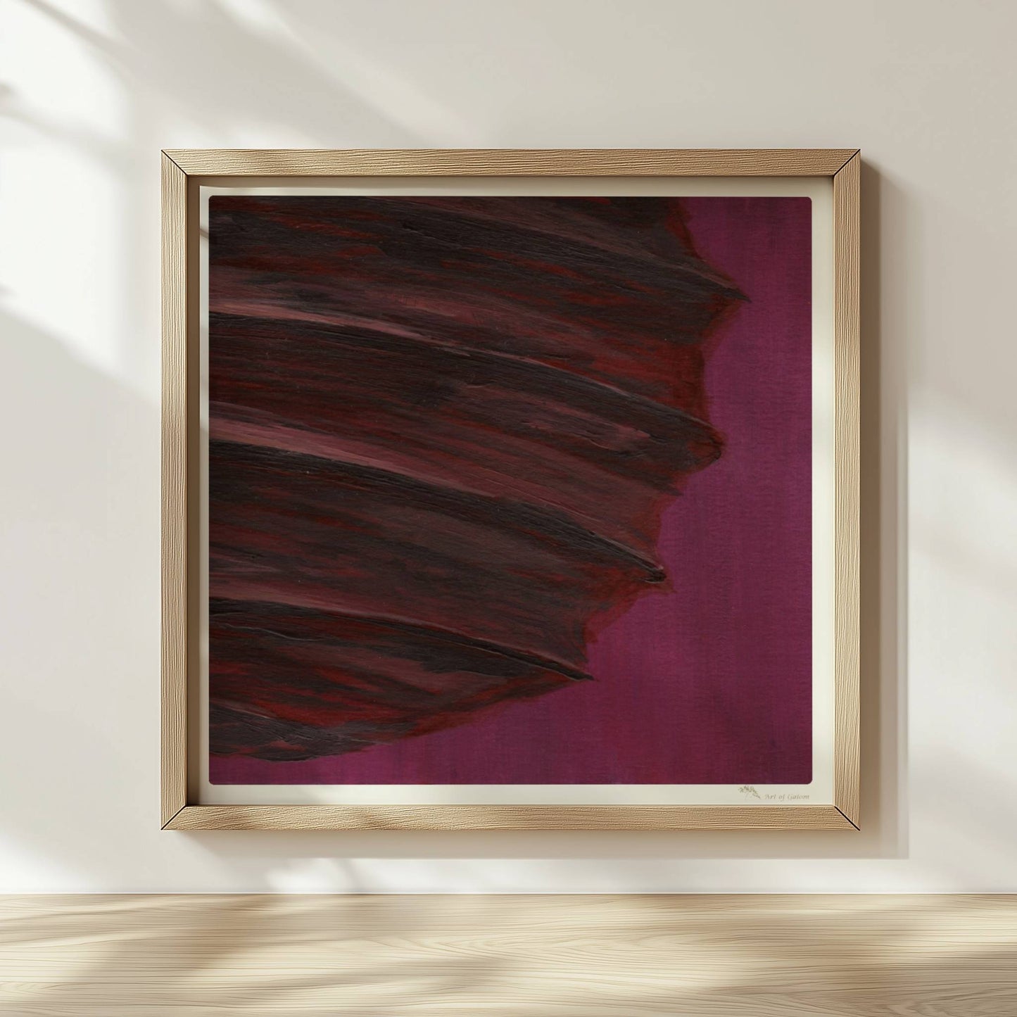 Dunkle Papierlaterne mit violett-roten Schichten vor einem kräftig lila Hintergrund – minimalistisch und kraftvoll.. Rahmen natur 30x30