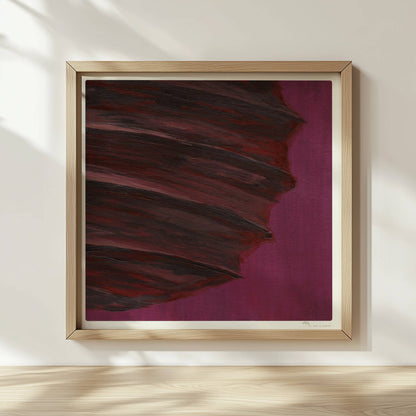 Dunkle Papierlaterne mit violett-roten Schichten vor einem kräftig lila Hintergrund – minimalistisch und kraftvoll.. Rahmen natur 30x30