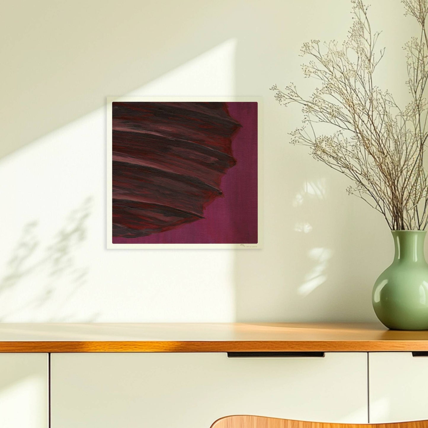Dunkle Papierlaterne mit violett-roten Schichten vor einem kräftig lila Hintergrund – minimalistisch und kraftvoll.. Ohne Rahmen 30x30
