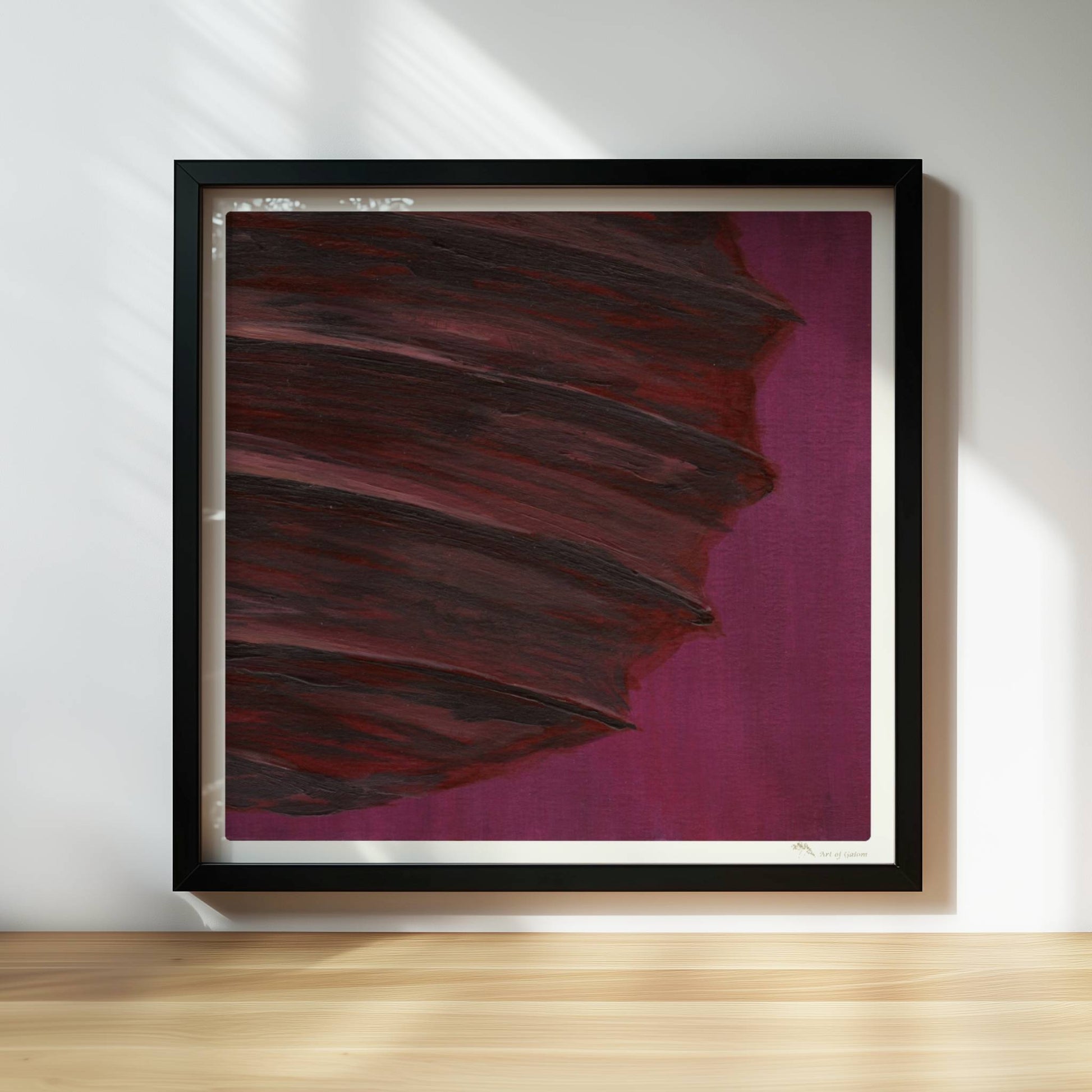 Dunkle Papierlaterne mit violett-roten Schichten vor einem kräftig lila Hintergrund – minimalistisch und kraftvoll.. Rahmen schwarz 30x30