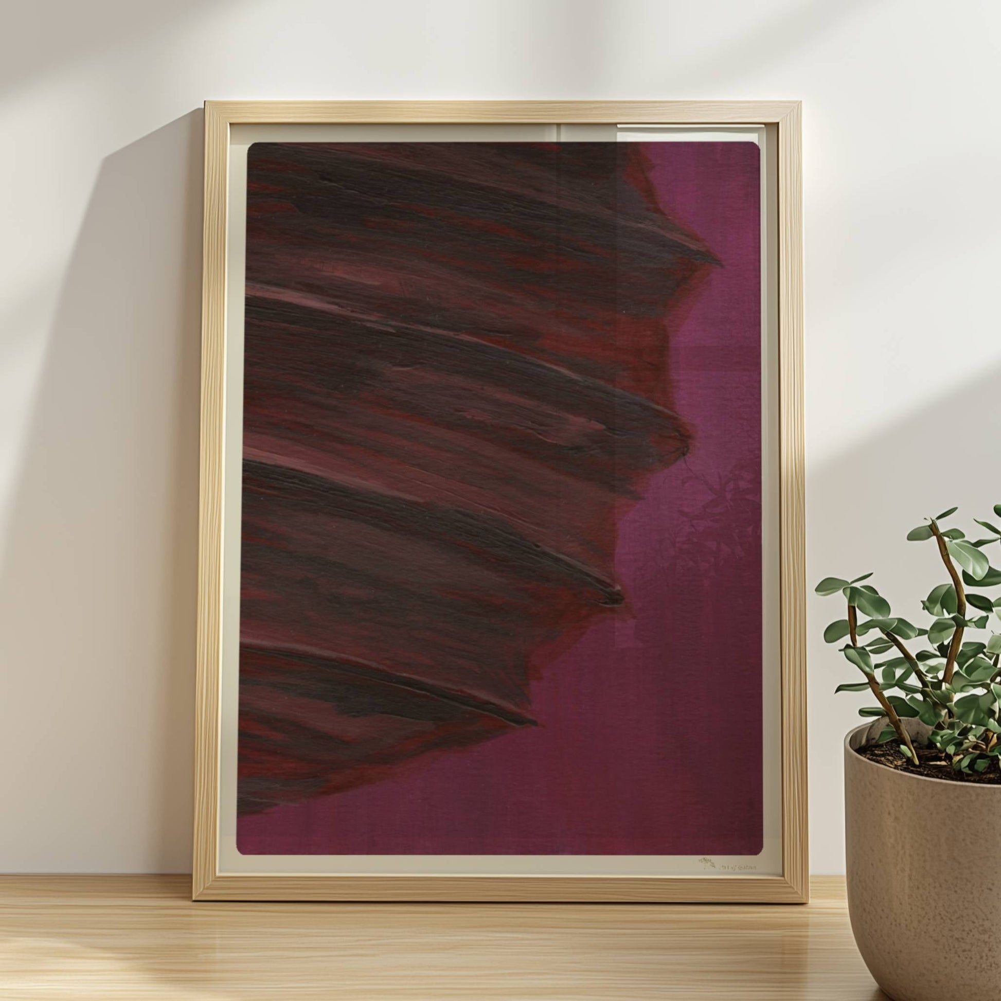 Dunkle Papierlaterne mit violett-roten Schichten vor einem kräftig lila Hintergrund – minimalistisch und kraftvoll.. Rahmen natur 30x40