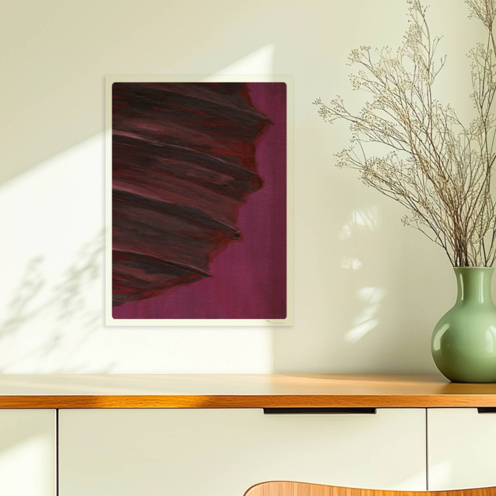 Dunkle Papierlaterne mit violett-roten Schichten vor einem kräftig lila Hintergrund – minimalistisch und kraftvoll.. Ohne Rahmen 30x40