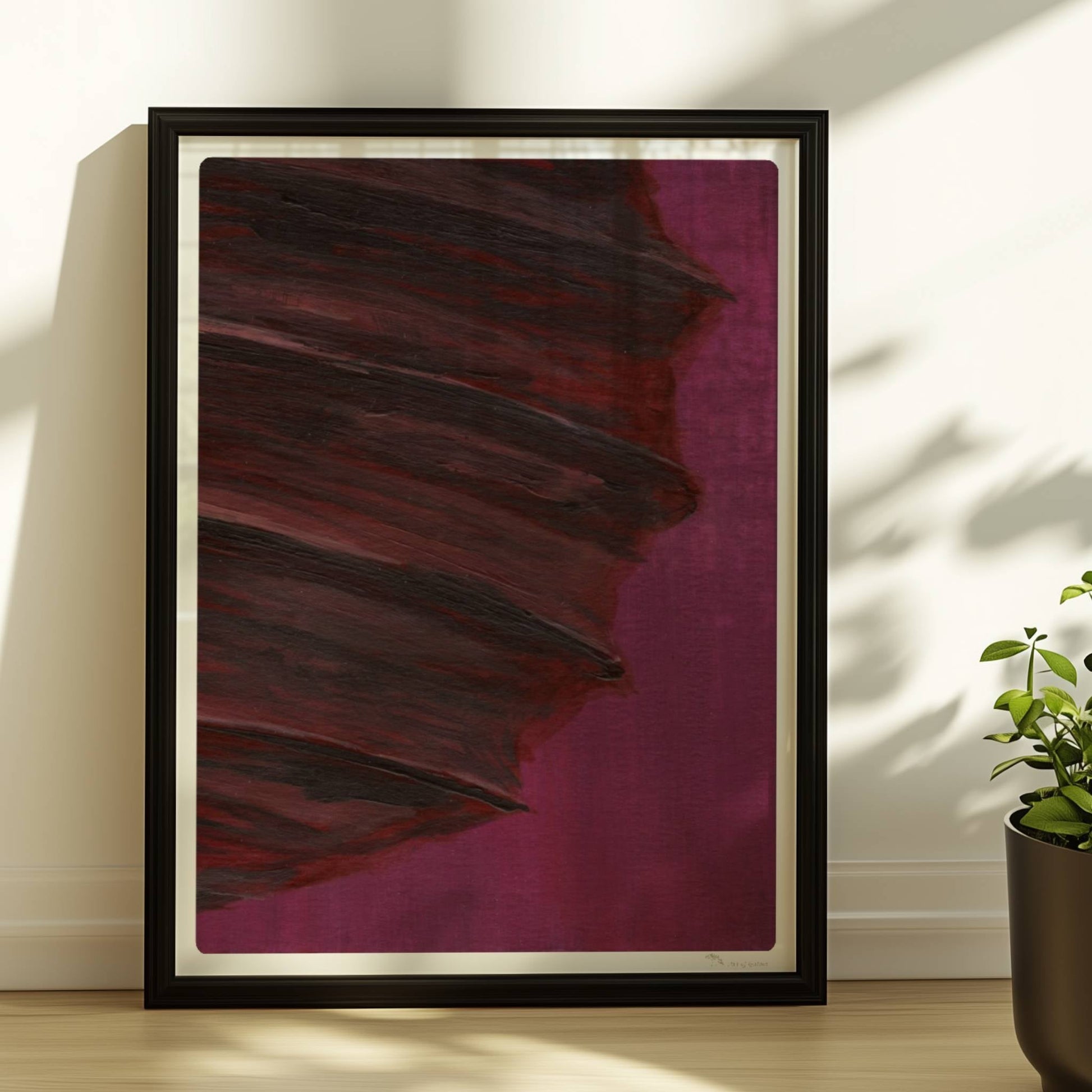 Dunkle Papierlaterne mit violett-roten Schichten vor einem kräftig lila Hintergrund – minimalistisch und kraftvoll.. Rahmen schwarz 30x40