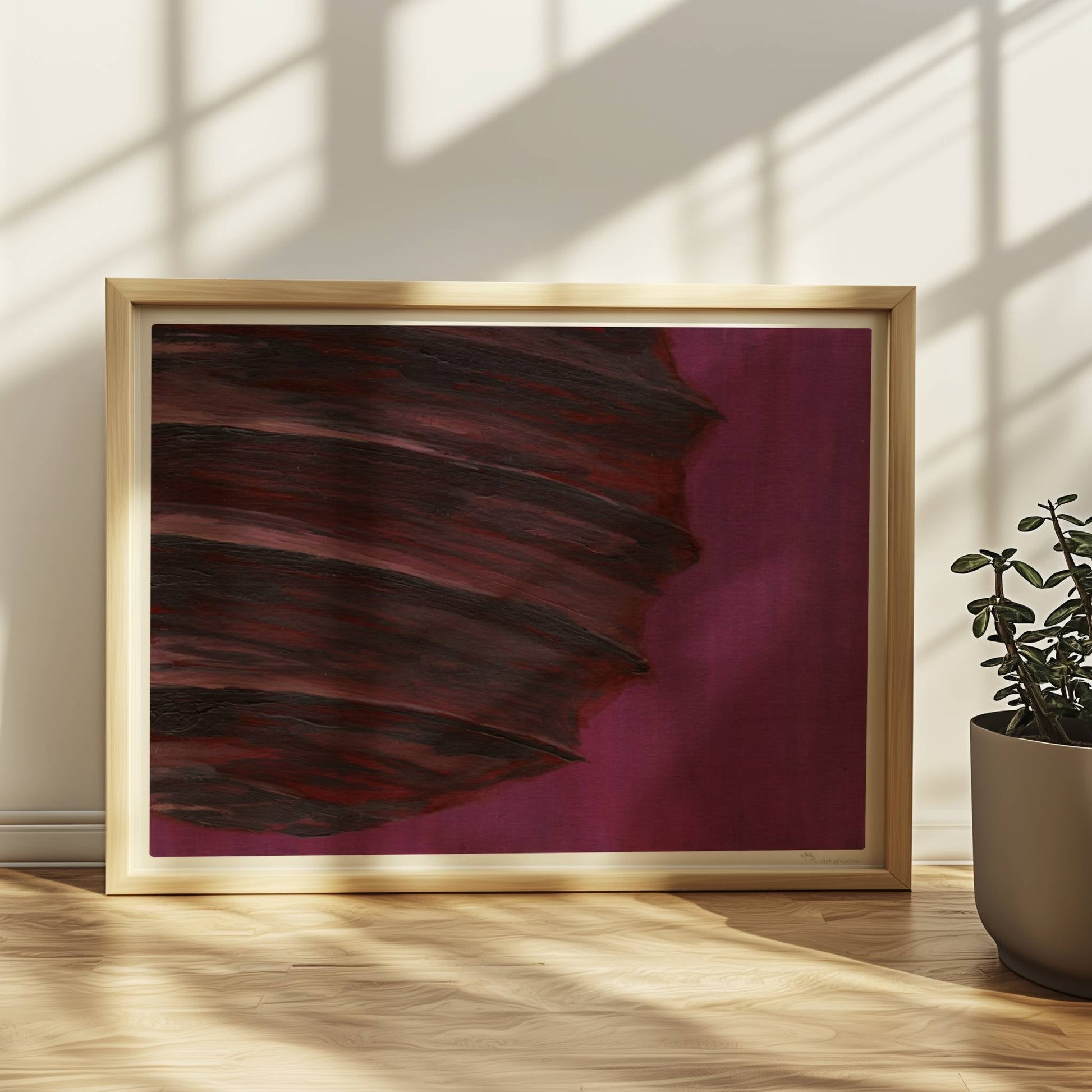 Dunkle Papierlaterne mit violett-roten Schichten vor einem kräftig lila Hintergrund – minimalistisch und kraftvoll.. Rahmen natur 40x30