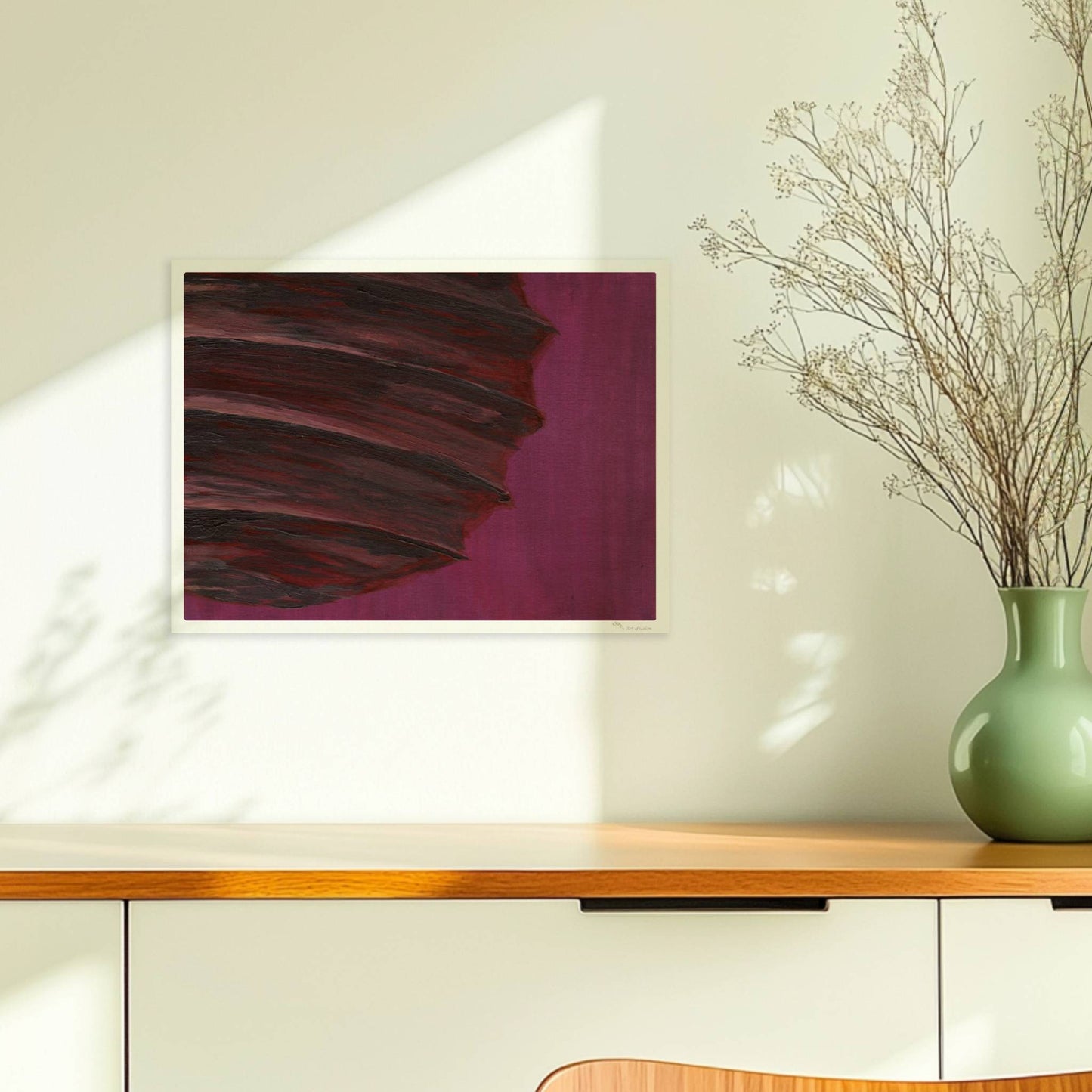 Dunkle Papierlaterne mit violett-roten Schichten vor einem kräftig lila Hintergrund – minimalistisch und kraftvoll.. Ohne Rahmen 40x30