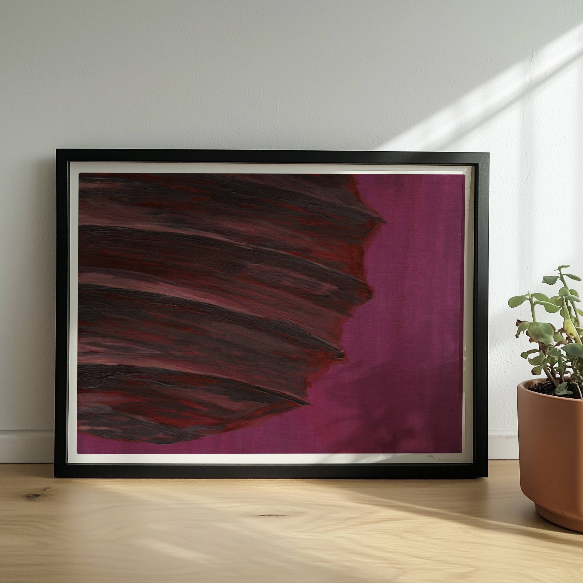 Dunkle Papierlaterne mit violett-roten Schichten vor einem kräftig lila Hintergrund – minimalistisch und kraftvoll.. Rahmen schwarz 40x30