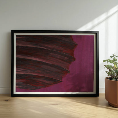 Dunkle Papierlaterne mit violett-roten Schichten vor einem kräftig lila Hintergrund – minimalistisch und kraftvoll.. Rahmen schwarz 40x30