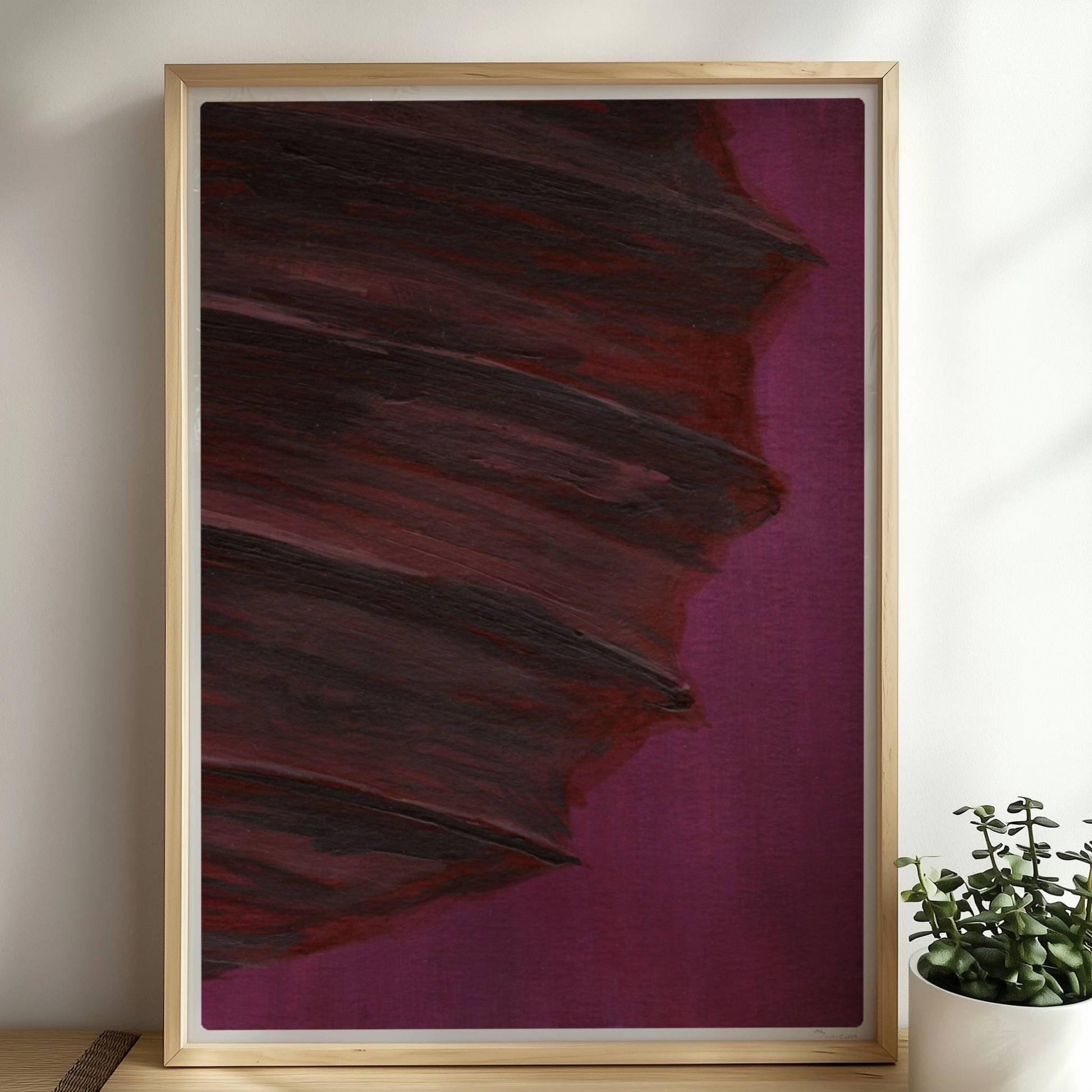 Dunkle Papierlaterne mit violett-roten Schichten vor einem kräftig lila Hintergrund – minimalistisch und kraftvoll.. Rahmen natur 50x70