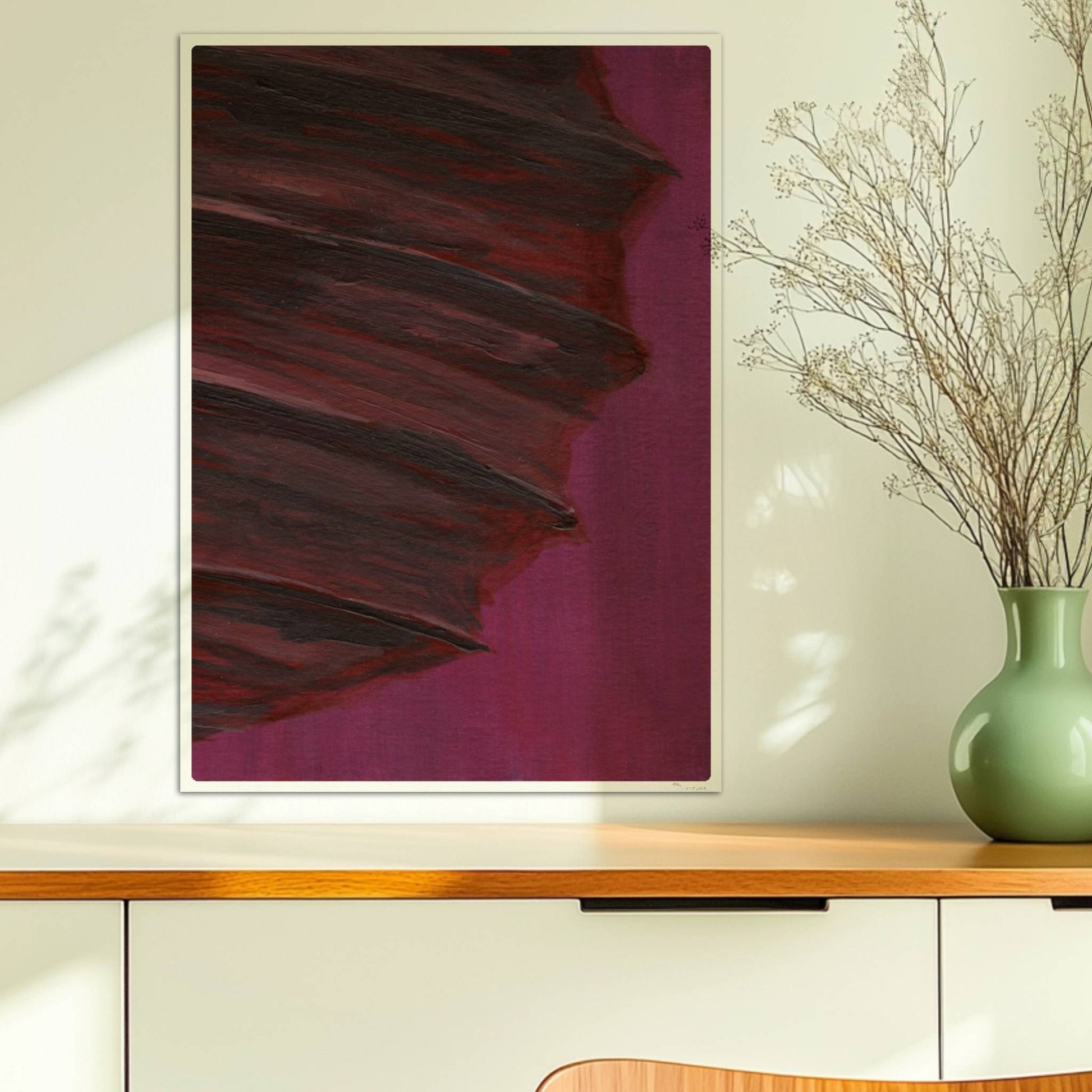 Dunkle Papierlaterne mit violett-roten Schichten vor einem kräftig lila Hintergrund – minimalistisch und kraftvoll.. Ohne Rahmen 50x70