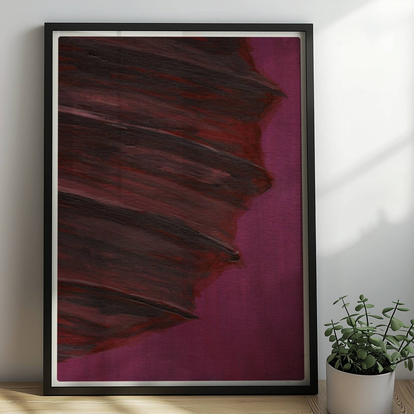 Dunkle Papierlaterne mit violett-roten Schichten vor einem kräftig lila Hintergrund – minimalistisch und kraftvoll.. Rahmen schwarz 50x70