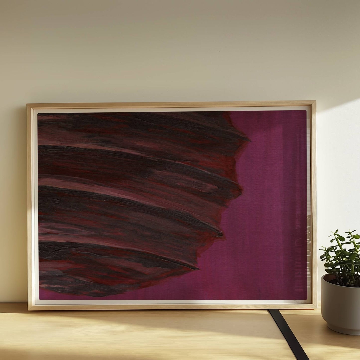 Dunkle Papierlaterne mit violett-roten Schichten vor einem kräftig lila Hintergrund – minimalistisch und kraftvoll.. Rahmen natur 70x50