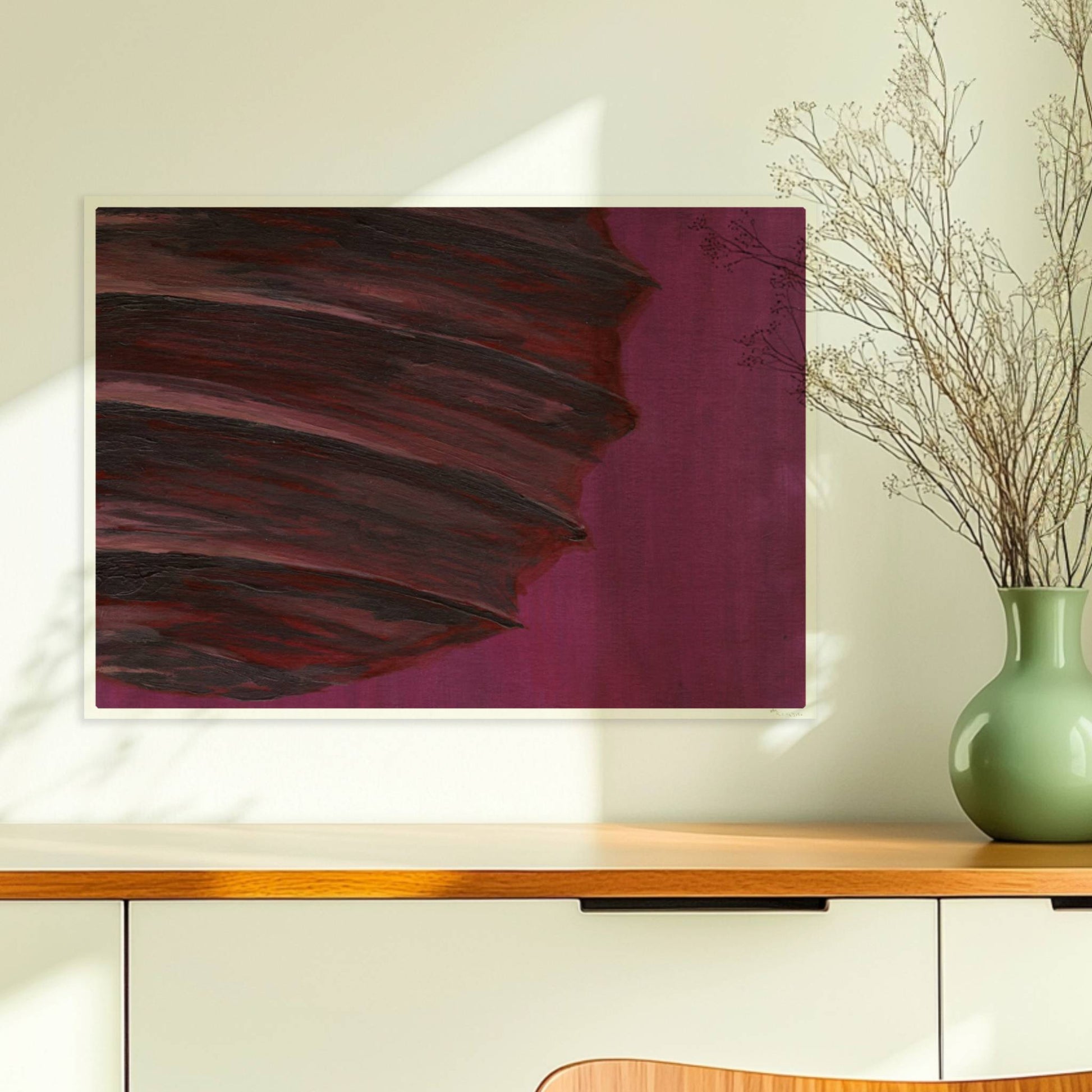 Dunkle Papierlaterne mit violett-roten Schichten vor einem kräftig lila Hintergrund – minimalistisch und kraftvoll.. Ohne Rahmen 70x50