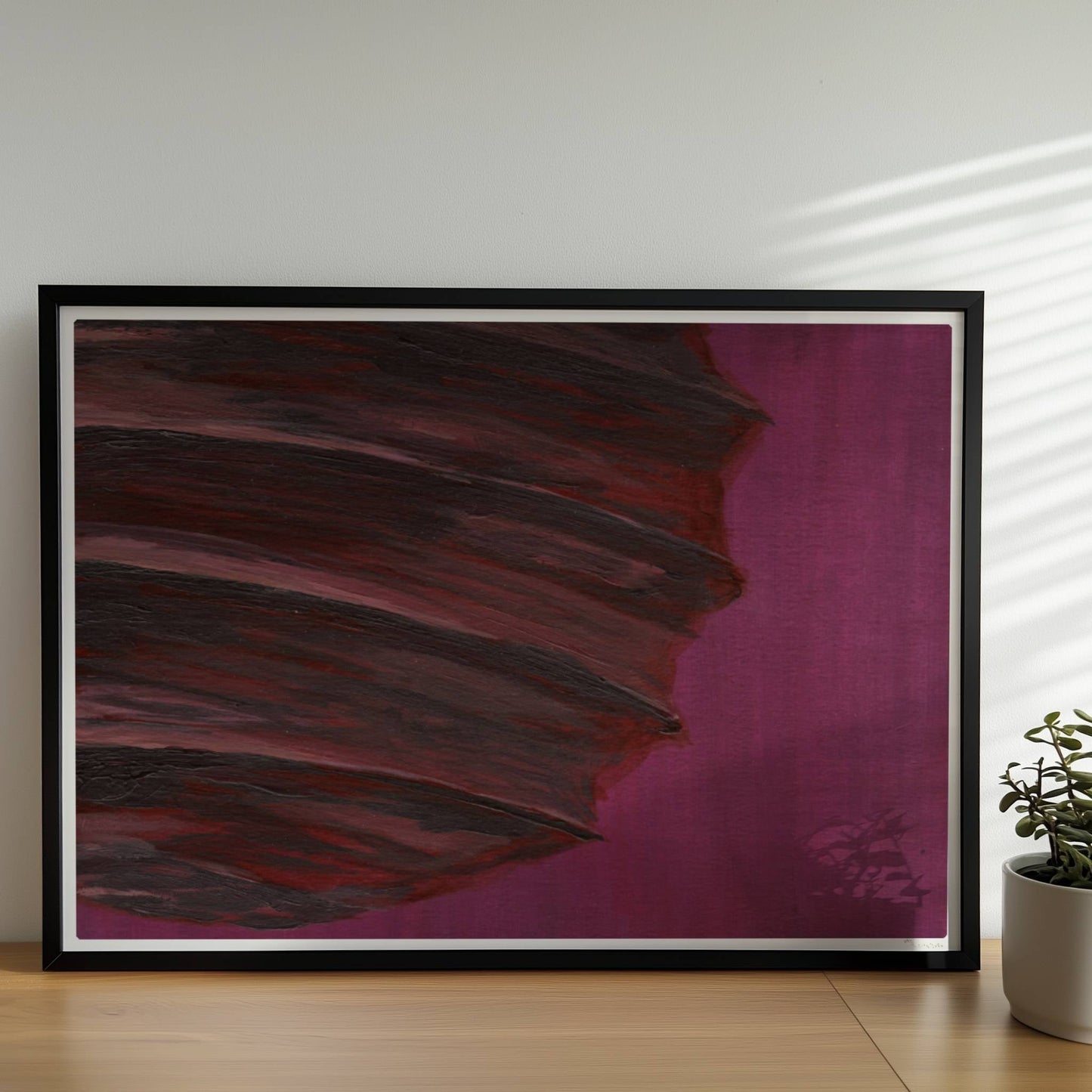 Dunkle Papierlaterne mit violett-roten Schichten vor einem kräftig lila Hintergrund – minimalistisch und kraftvoll.. Rahmen schwarz 70x50