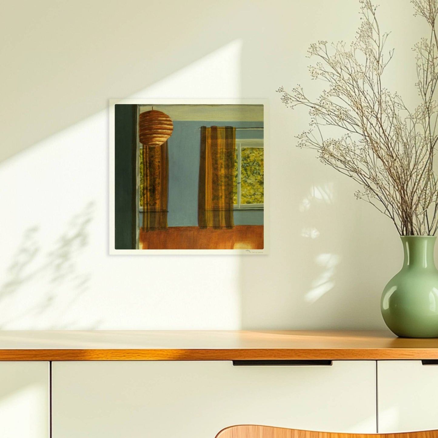 Warmer Innenraum mit Papierlaterne, gemusterten Gardinen und Sonnenlicht – Lisa's Zimmer in goldgrünem Licht.. Ohne Rahmen 30x30