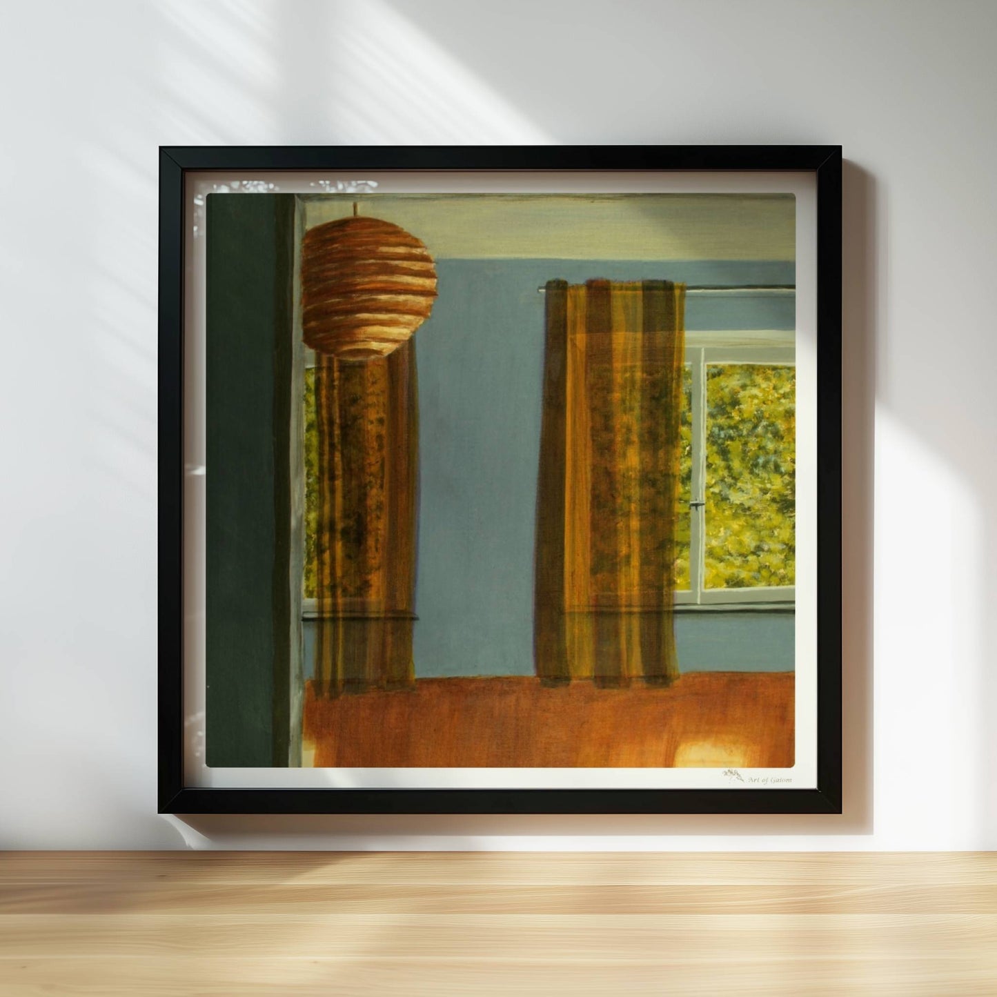 Warmer Innenraum mit Papierlaterne, gemusterten Gardinen und Sonnenlicht – Lisa's Zimmer in goldgrünem Licht.. Rahmen schwarz 30x30