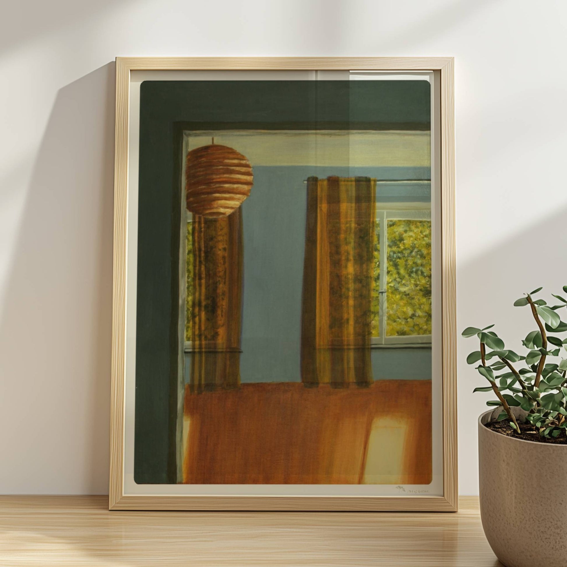 Warmer Innenraum mit Papierlaterne, gemusterten Gardinen und Sonnenlicht – Lisa's Zimmer in goldgrünem Licht.. Rahmen natur 30x40