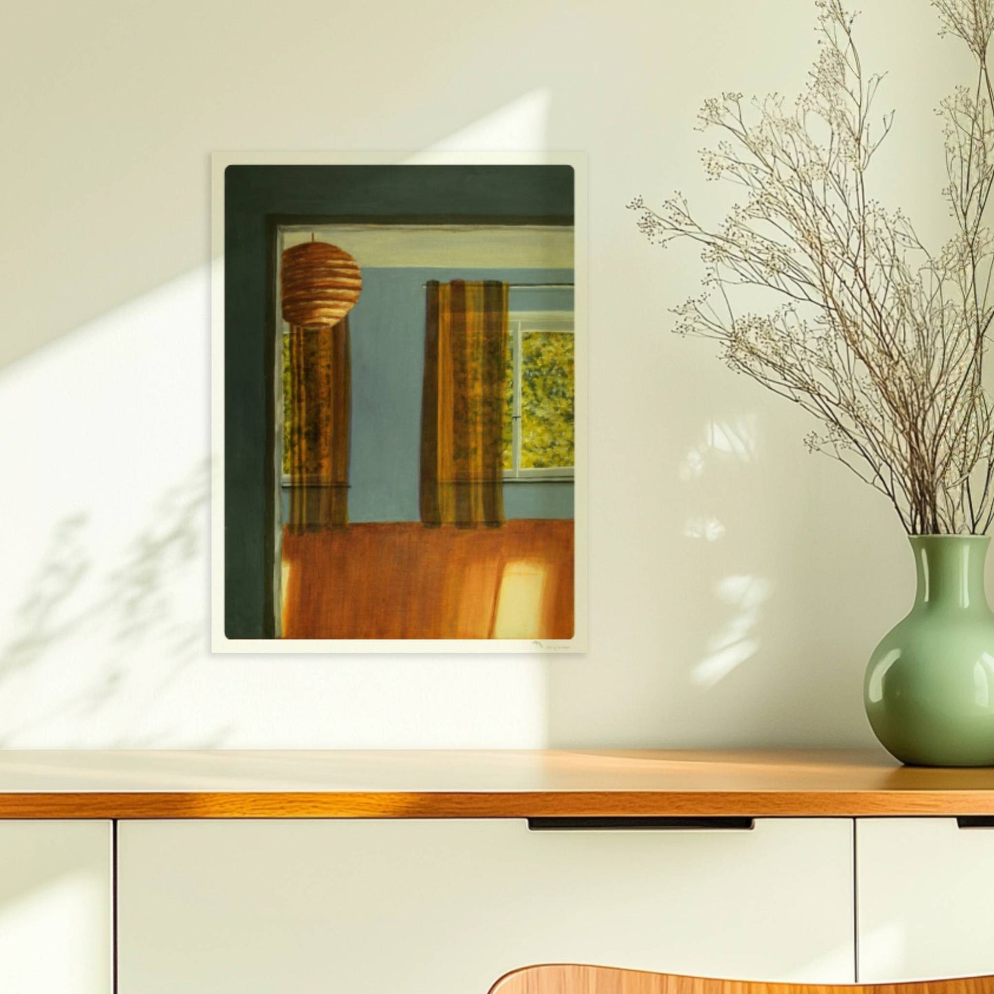 Warmer Innenraum mit Papierlaterne, gemusterten Gardinen und Sonnenlicht – Lisa's Zimmer in goldgrünem Licht.. Ohne Rahmen 30x40