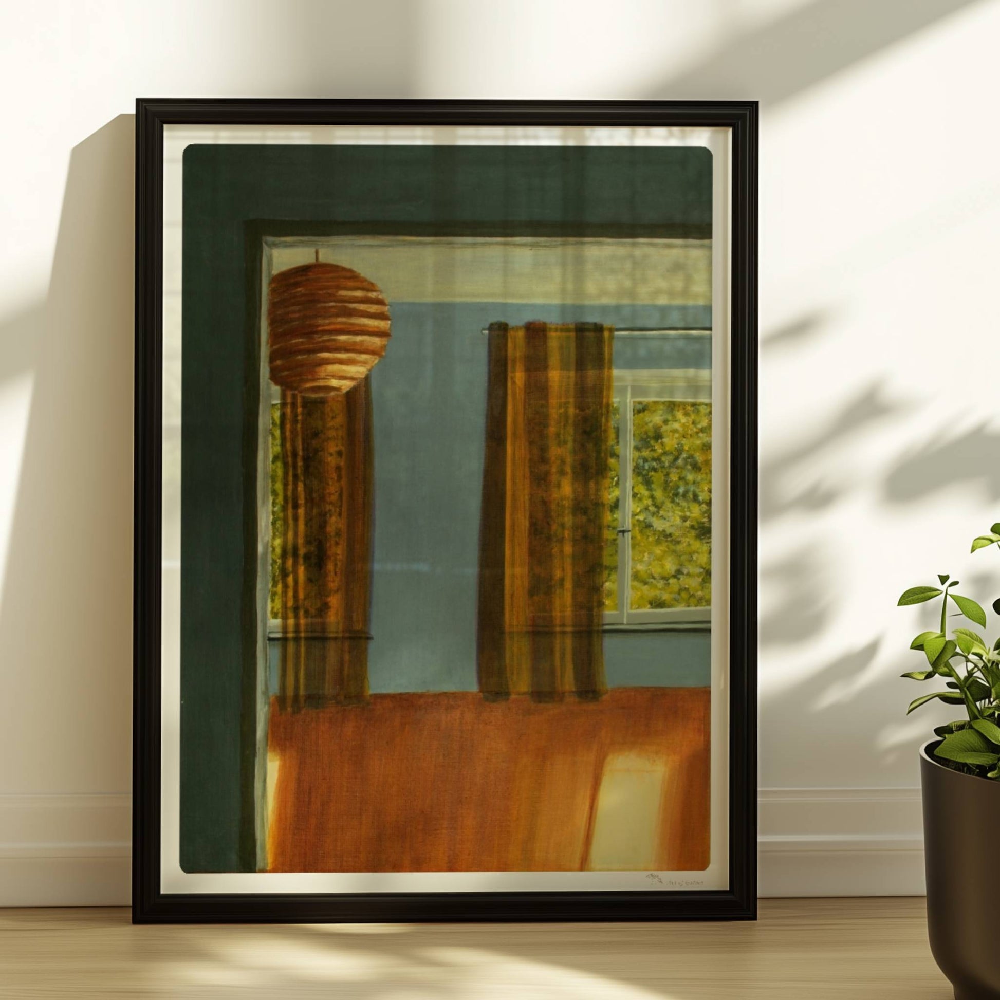 Warmer Innenraum mit Papierlaterne, gemusterten Gardinen und Sonnenlicht – Lisa's Zimmer in goldgrünem Licht.. Rahmen schwarz 30x40