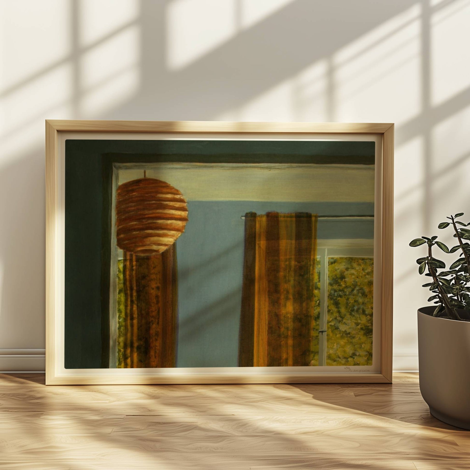 Warmer Innenraum mit Papierlaterne, gemusterten Gardinen und Sonnenlicht – Lisa's Zimmer in goldgrünem Licht.. Rahmen natur 40x30