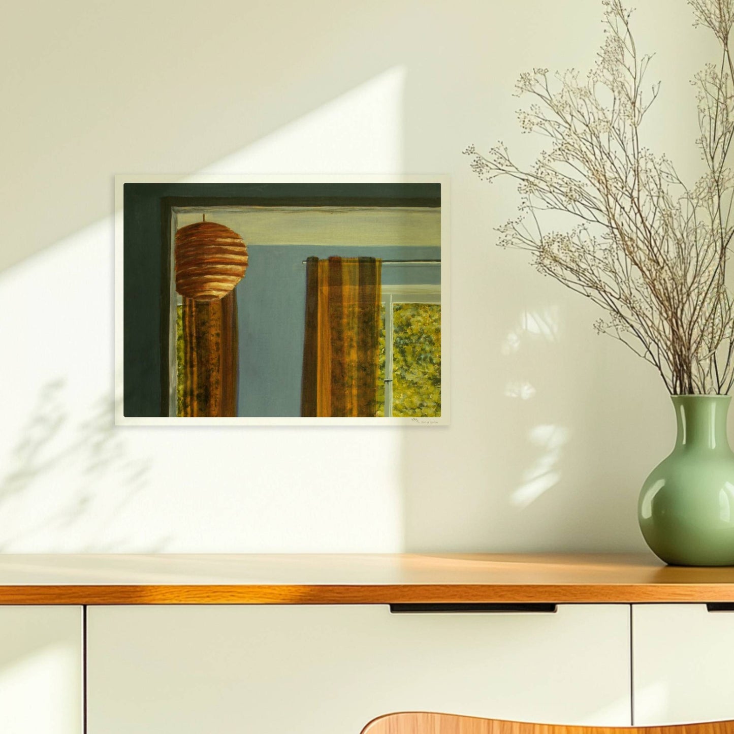 Warmer Innenraum mit Papierlaterne, gemusterten Gardinen und Sonnenlicht – Lisa's Zimmer in goldgrünem Licht.. Ohne Rahmen 40x30