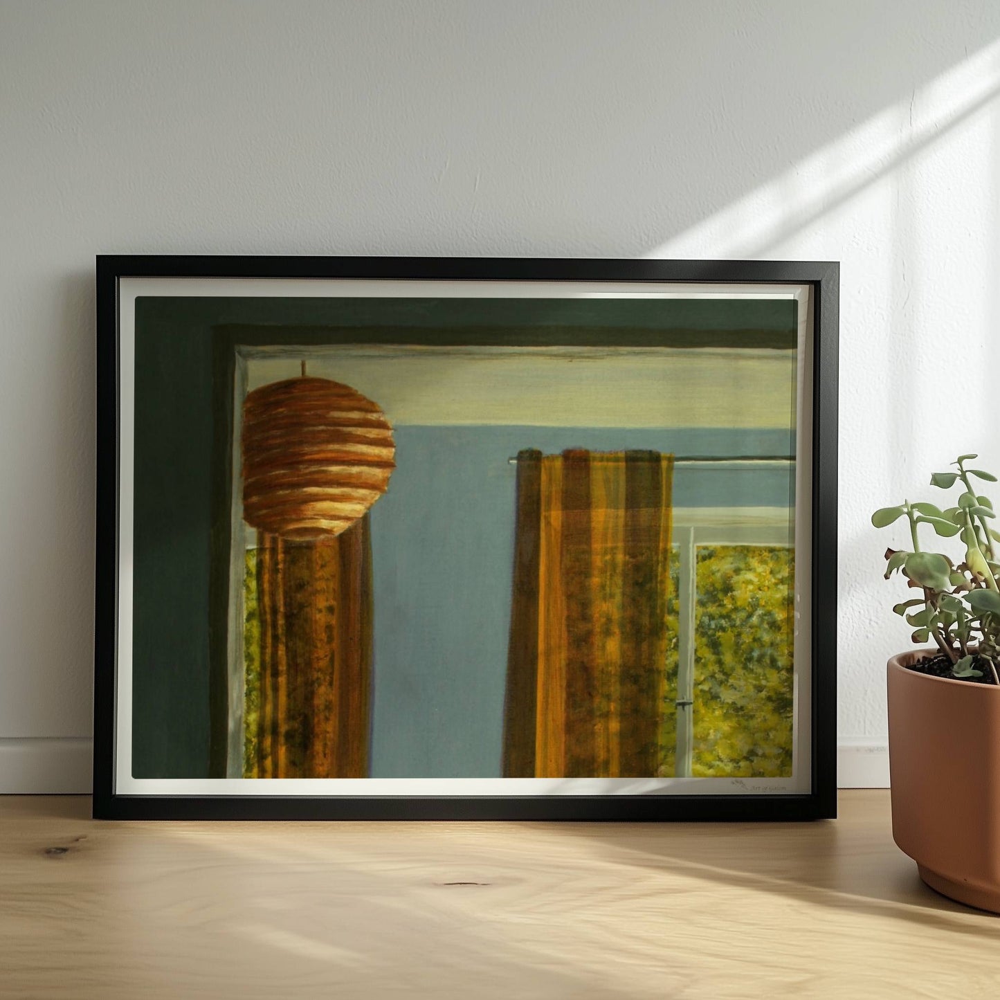 Warmer Innenraum mit Papierlaterne, gemusterten Gardinen und Sonnenlicht – Lisa's Zimmer in goldgrünem Licht.. Rahmen schwarz 40x30