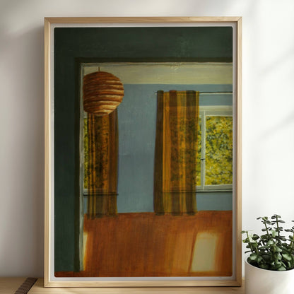 Warmer Innenraum mit Papierlaterne, gemusterten Gardinen und Sonnenlicht – Lisa's Zimmer in goldgrünem Licht.. Rahmen natur 50x70