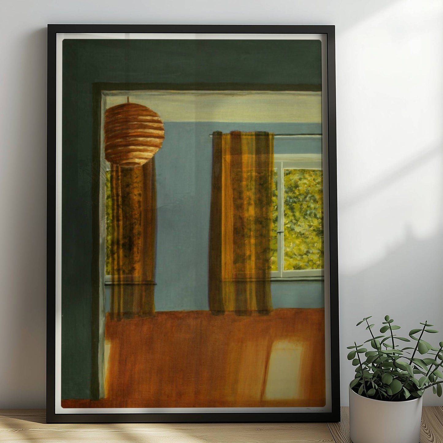 Warmer Innenraum mit Papierlaterne, gemusterten Gardinen und Sonnenlicht – Lisa's Zimmer in goldgrünem Licht.. Rahmen schwarz 50x70