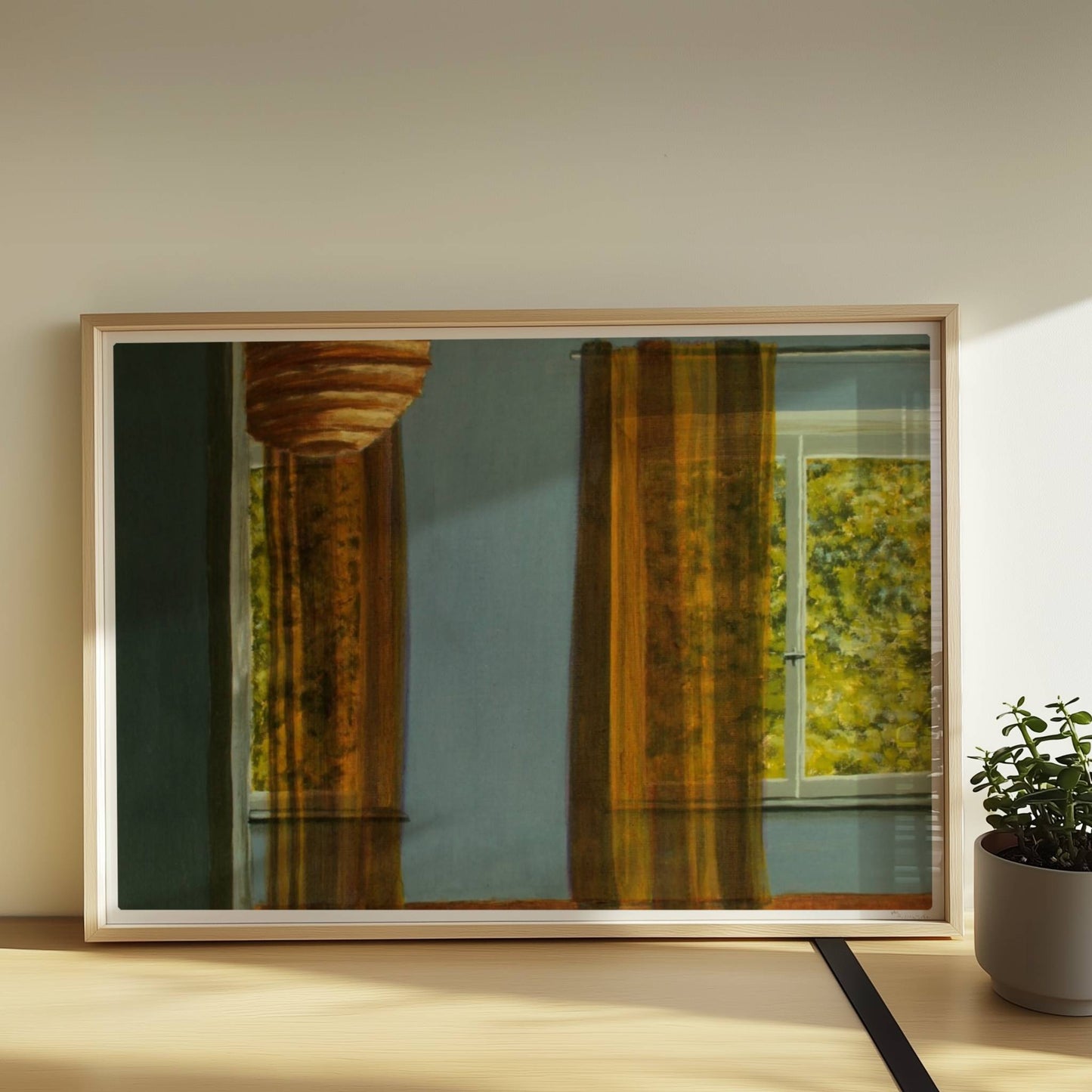 Warmer Innenraum mit Papierlaterne, gemusterten Gardinen und Sonnenlicht – Lisa's Zimmer in goldgrünem Licht.. Rahmen natur 70x50