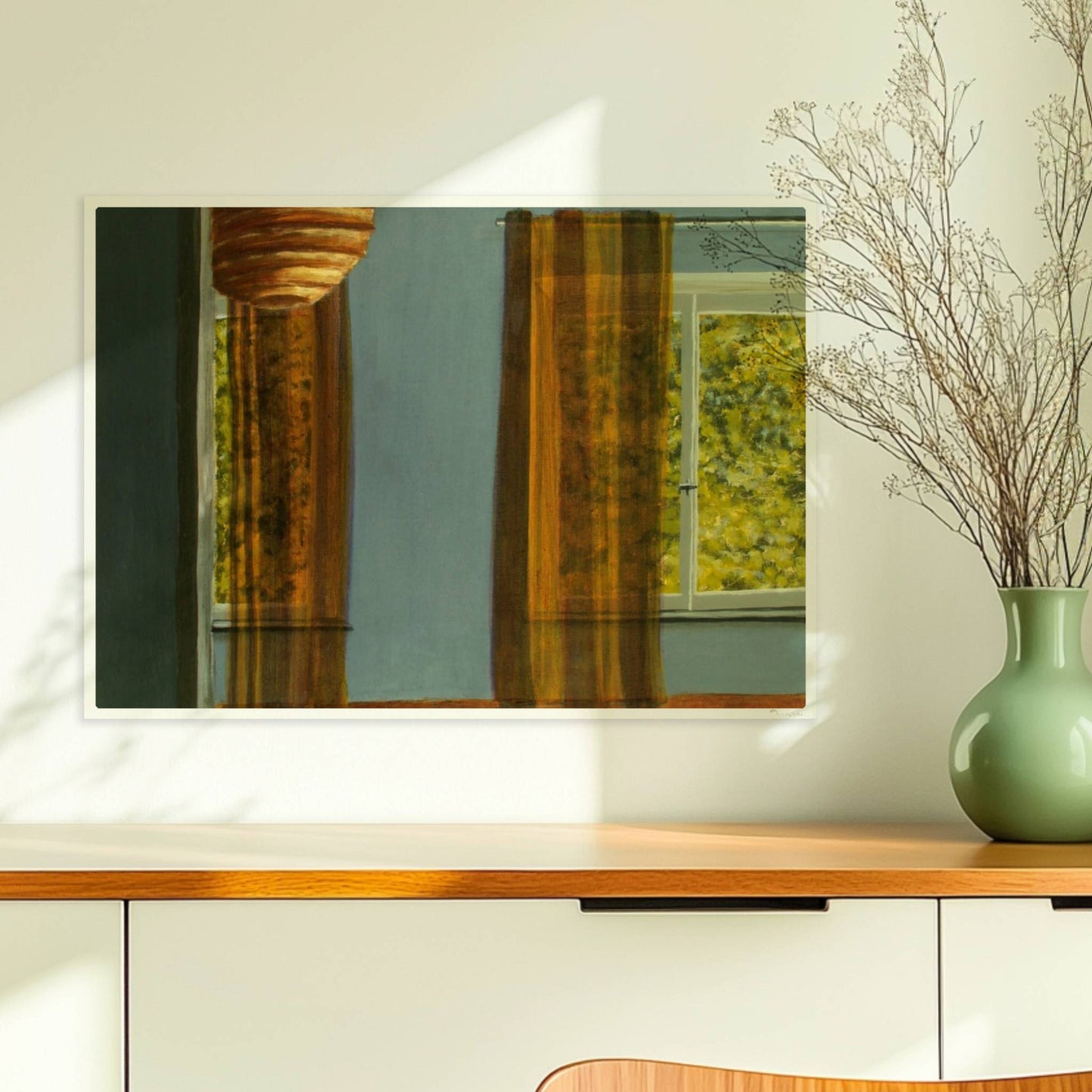 Warmer Innenraum mit Papierlaterne, gemusterten Gardinen und Sonnenlicht – Lisa's Zimmer in goldgrünem Licht.. Ohne Rahmen 70x50
