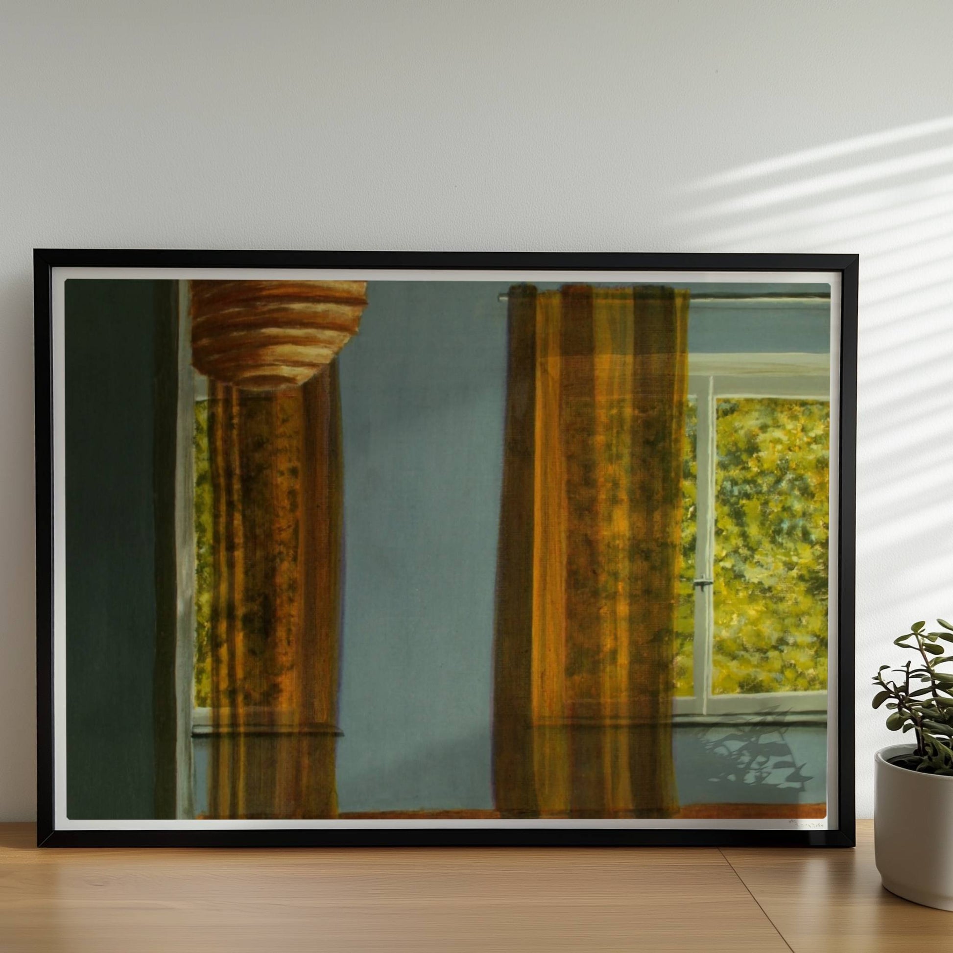 Warmer Innenraum mit Papierlaterne, gemusterten Gardinen und Sonnenlicht – Lisa's Zimmer in goldgrünem Licht.. Rahmen schwarz 70x50