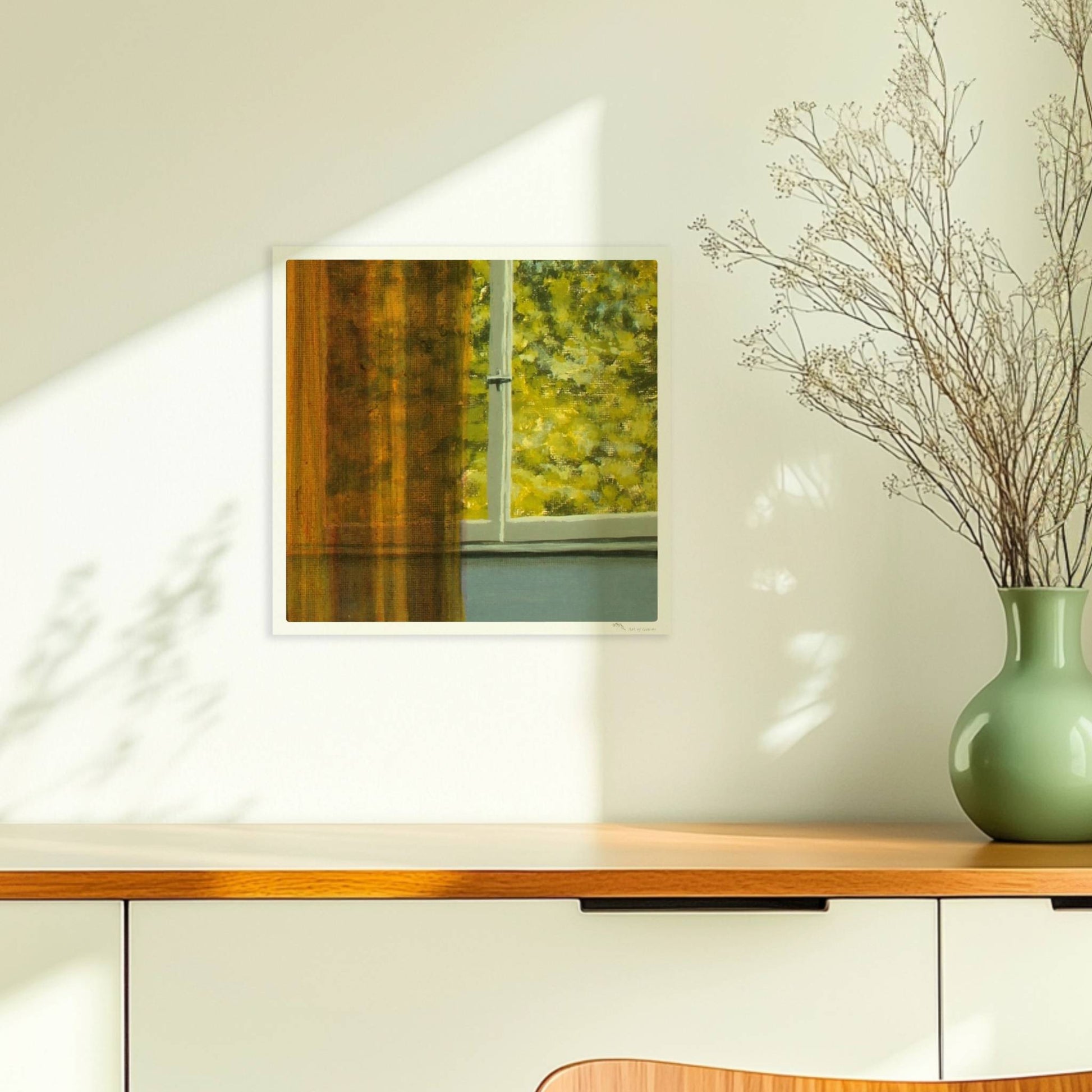 Detailansicht von goldenem Vorhang vor grünem Baum durch ein Fenster – Lichtspiel und Textur.. Ohne Rahmen 30x30