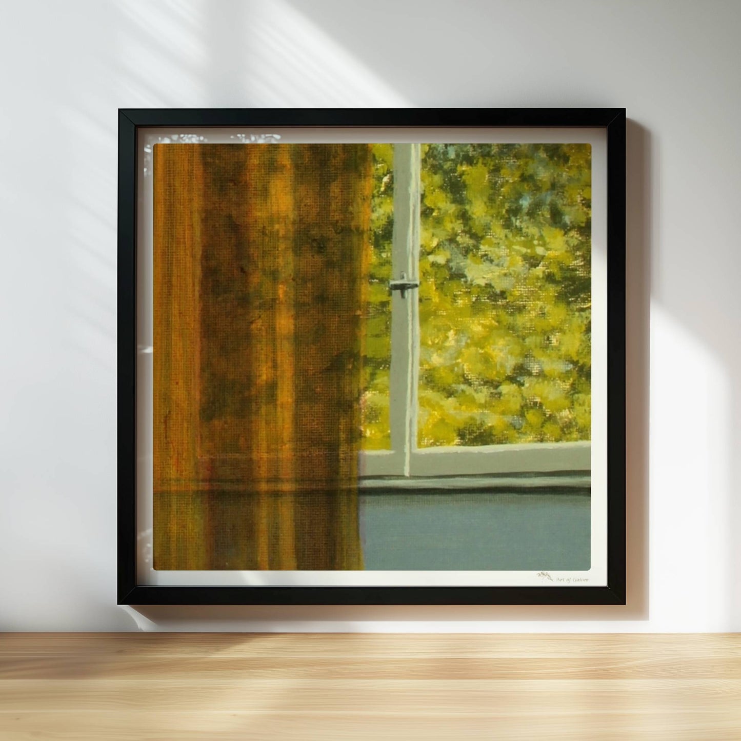 Detailansicht von goldenem Vorhang vor grünem Baum durch ein Fenster – Lichtspiel und Textur.. Rahmen schwarz 30x30