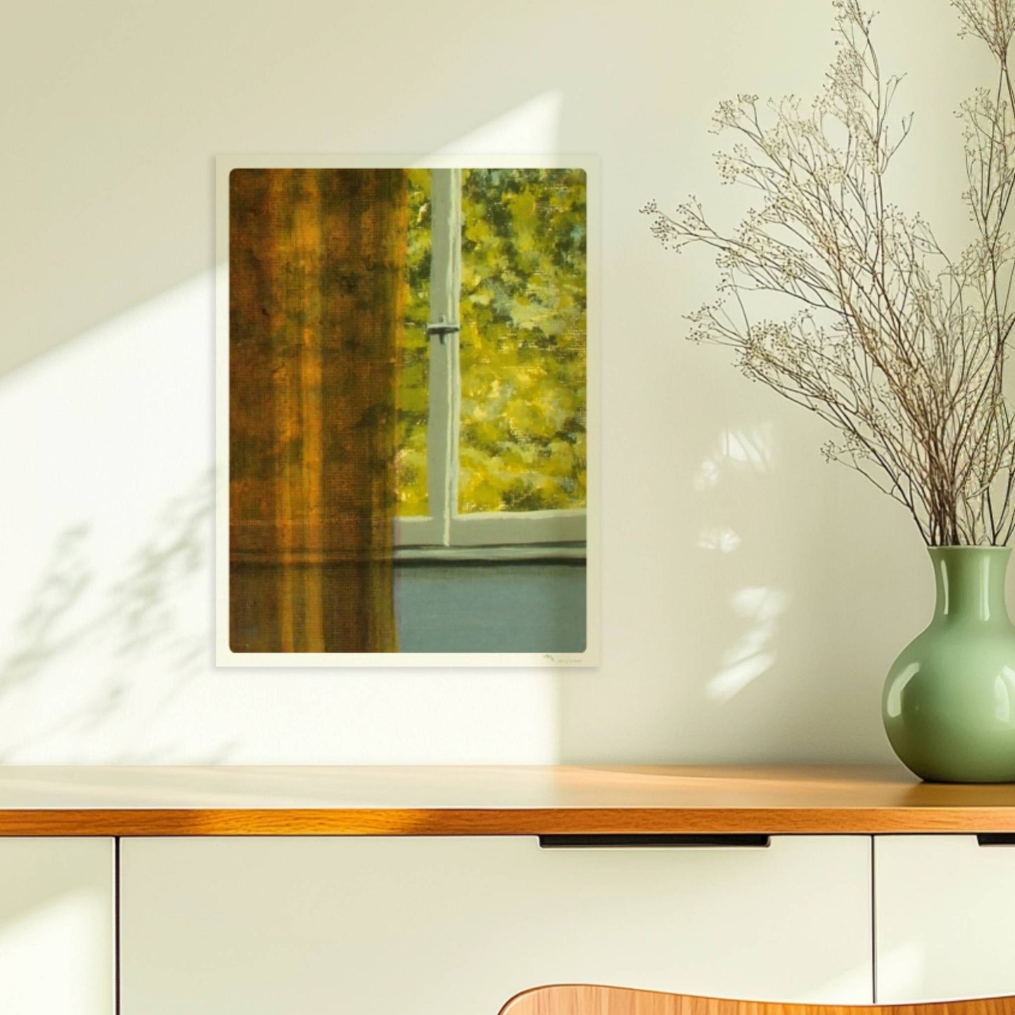 Detailansicht von goldenem Vorhang vor grünem Baum durch ein Fenster – Lichtspiel und Textur.. Ohne Rahmen 30x40