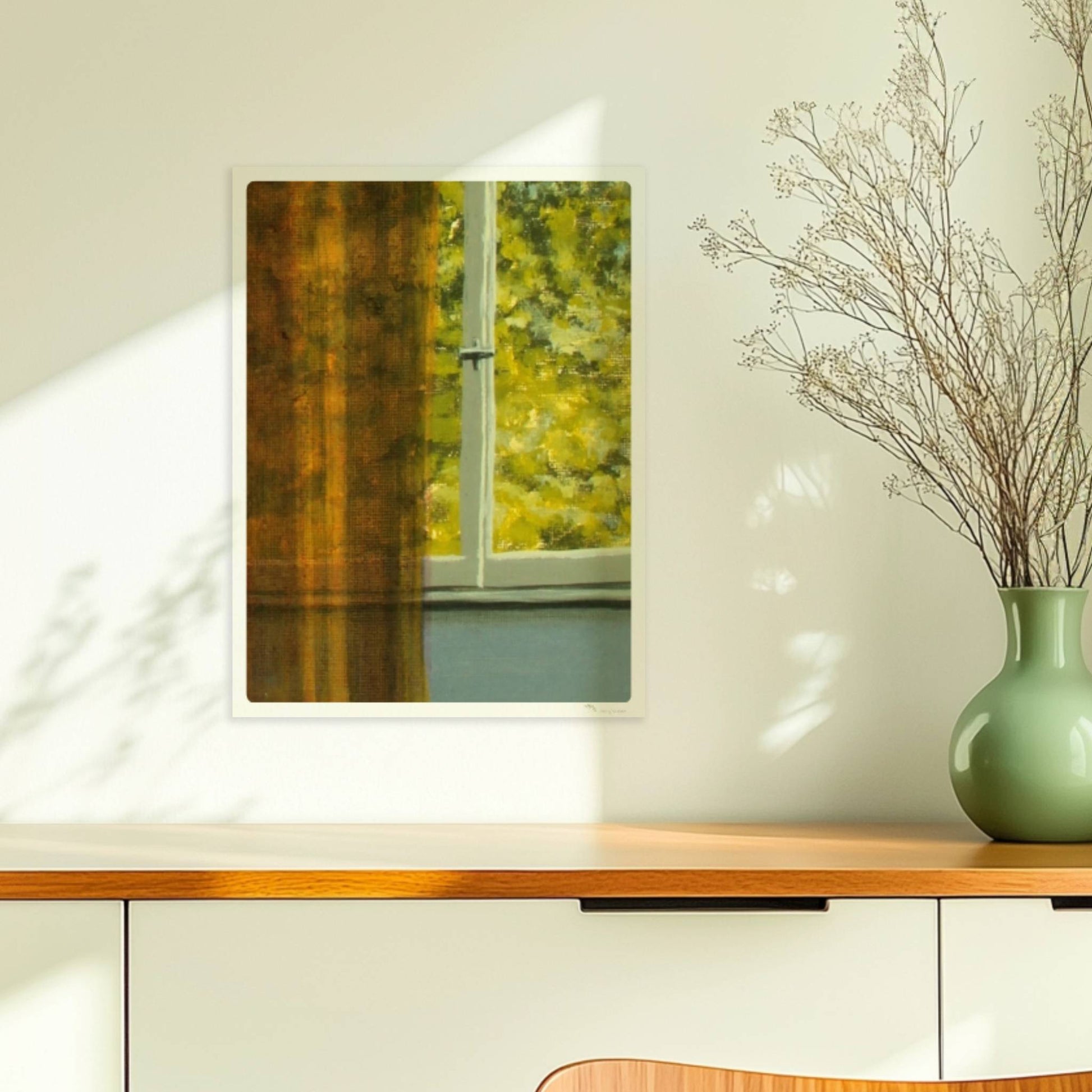 Detailansicht von goldenem Vorhang vor grünem Baum durch ein Fenster – Lichtspiel und Textur.. Ohne Rahmen 30x40