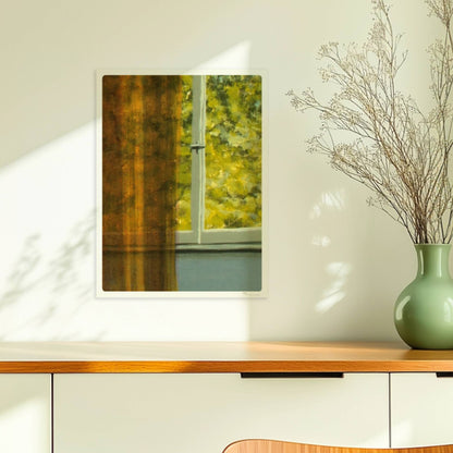 Detailansicht von goldenem Vorhang vor grünem Baum durch ein Fenster – Lichtspiel und Textur.. Ohne Rahmen 30x40