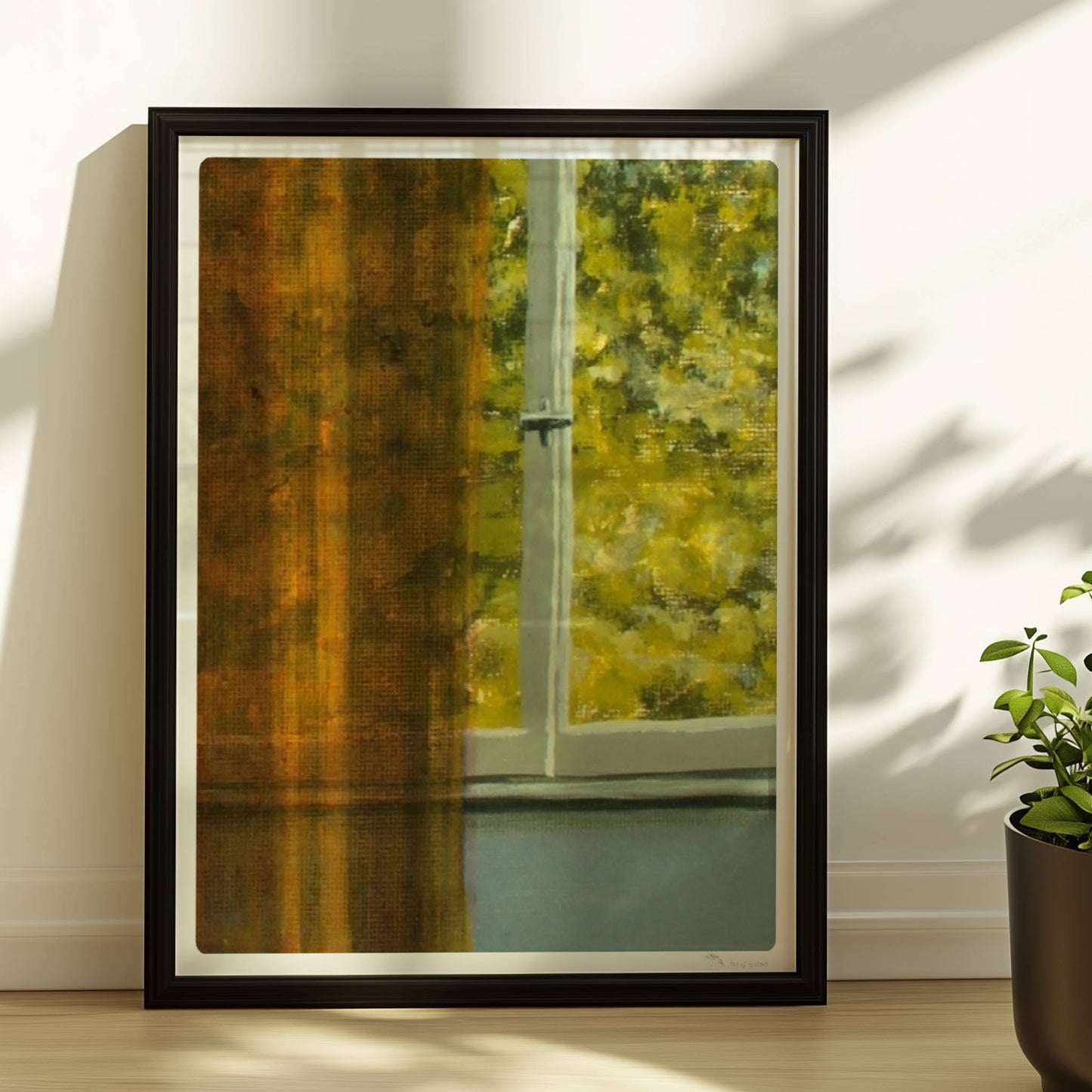 Detailansicht von goldenem Vorhang vor grünem Baum durch ein Fenster – Lichtspiel und Textur.. Rahmen schwarz 30x40