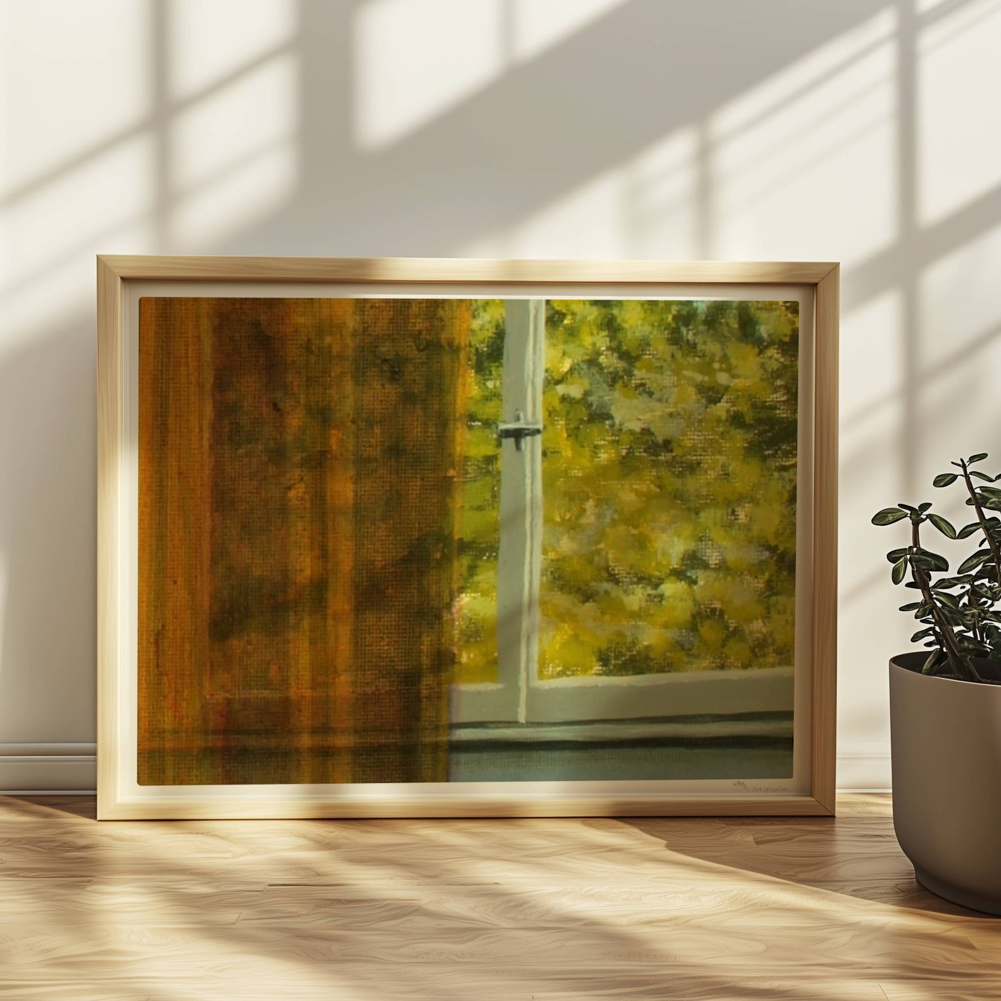 Detailansicht von goldenem Vorhang vor grünem Baum durch ein Fenster – Lichtspiel und Textur.. Rahmen natur 40x30