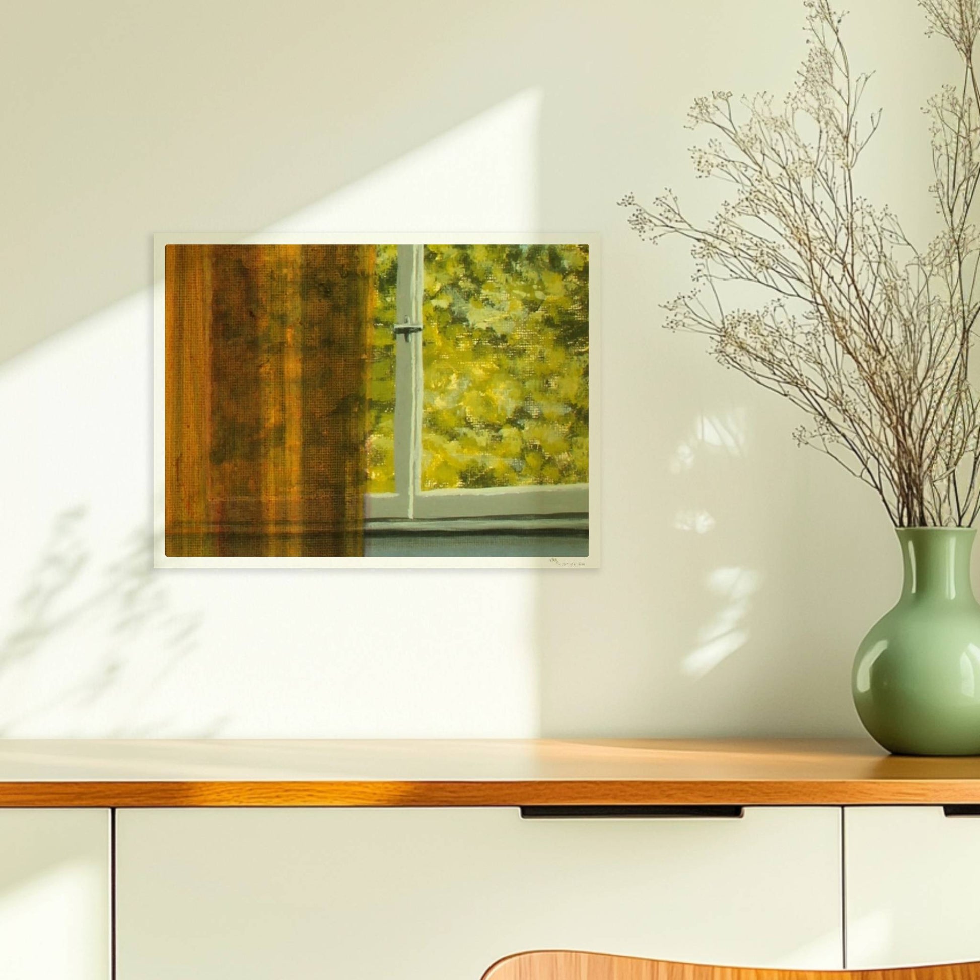 Detailansicht von goldenem Vorhang vor grünem Baum durch ein Fenster – Lichtspiel und Textur.. Ohne Rahmen 40x30