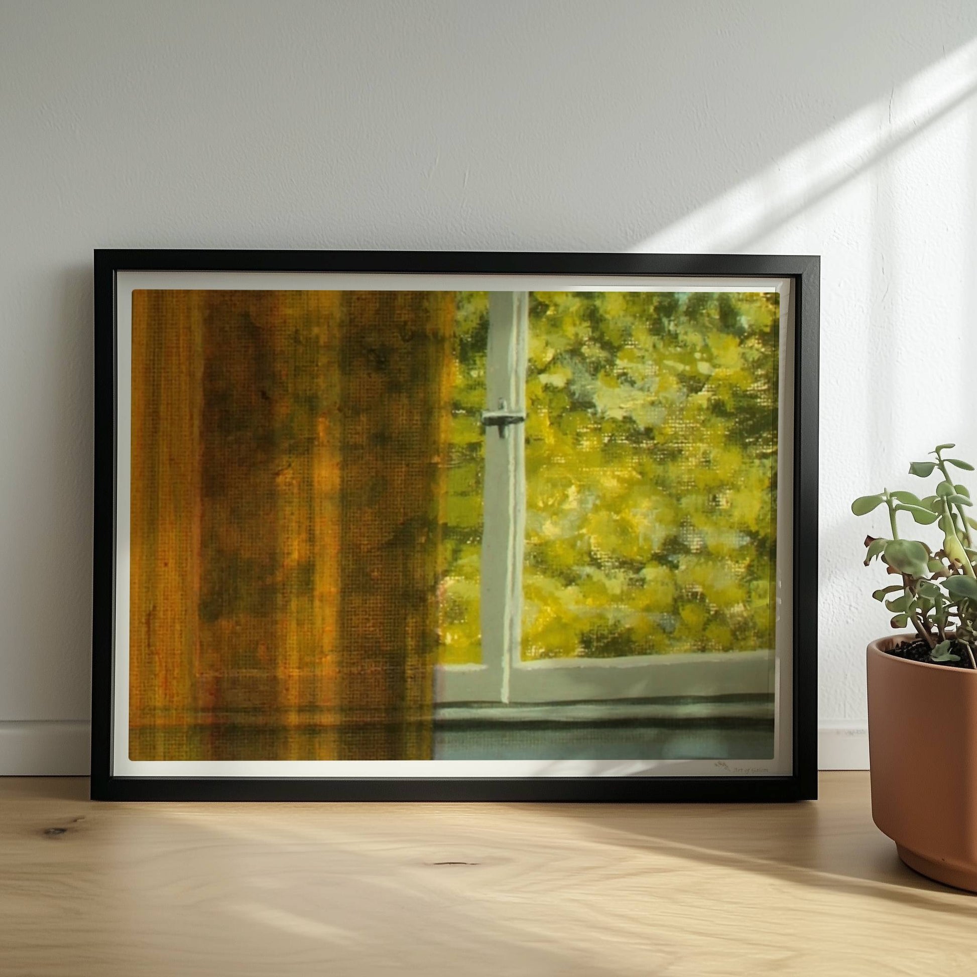 Detailansicht von goldenem Vorhang vor grünem Baum durch ein Fenster – Lichtspiel und Textur.. Rahmen schwarz 40x30