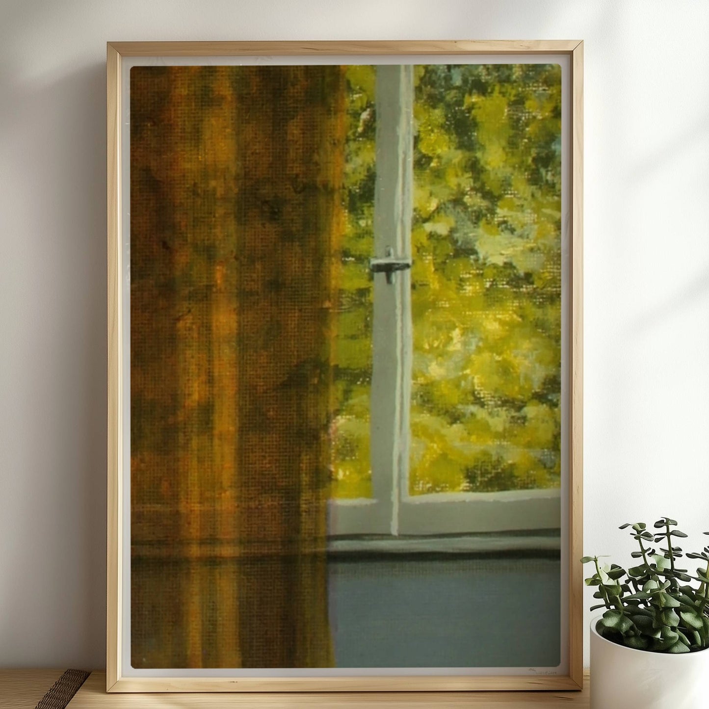 Detailansicht von goldenem Vorhang vor grünem Baum durch ein Fenster – Lichtspiel und Textur.. Rahmen natur 50x70