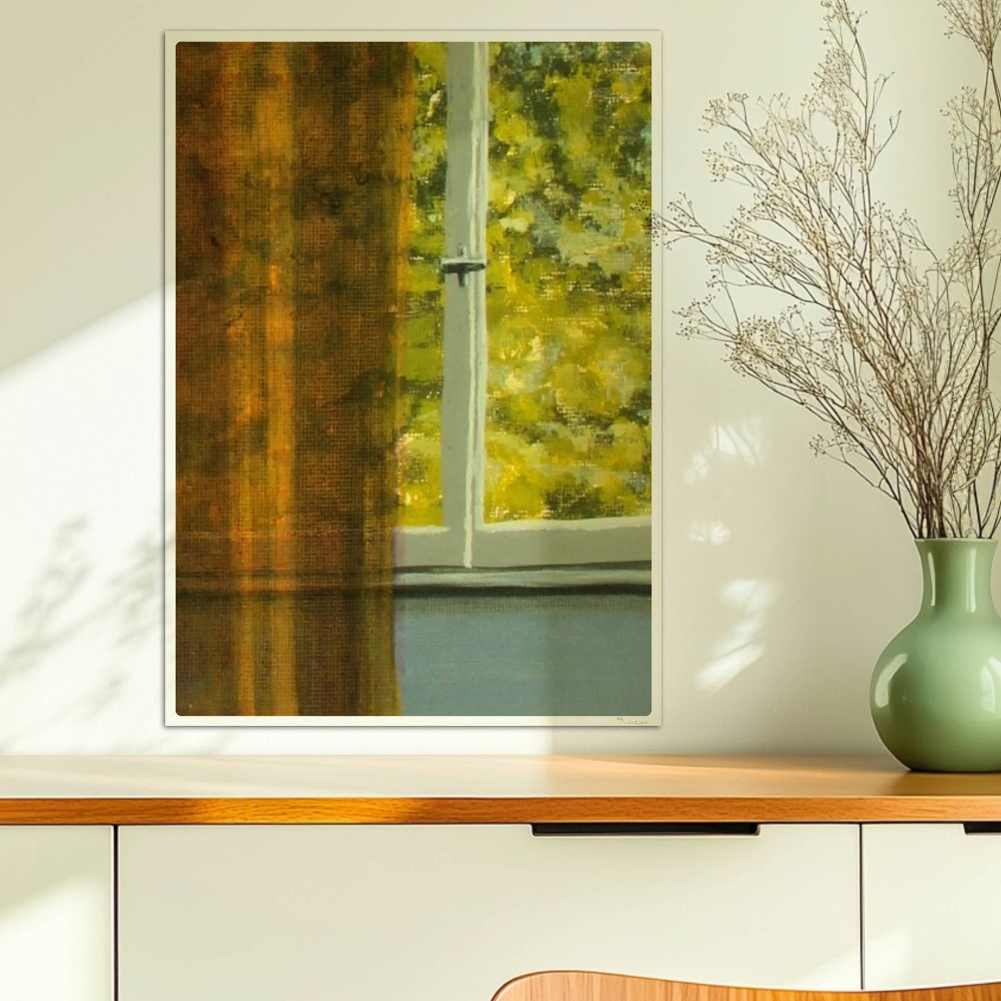 Detailansicht von goldenem Vorhang vor grünem Baum durch ein Fenster – Lichtspiel und Textur.. Ohne Rahmen 50x70