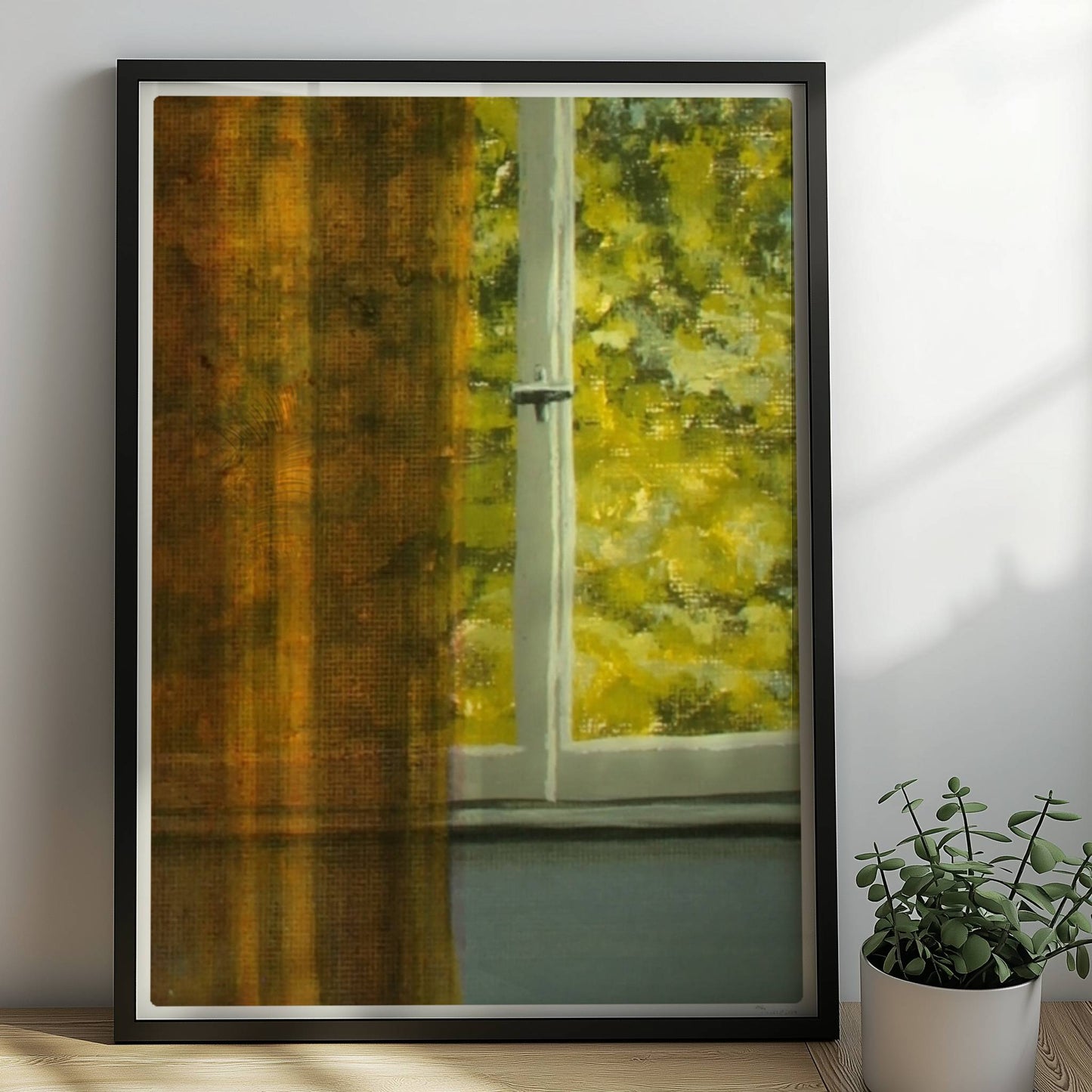 Detailansicht von goldenem Vorhang vor grünem Baum durch ein Fenster – Lichtspiel und Textur.. Rahmen schwarz 50x70