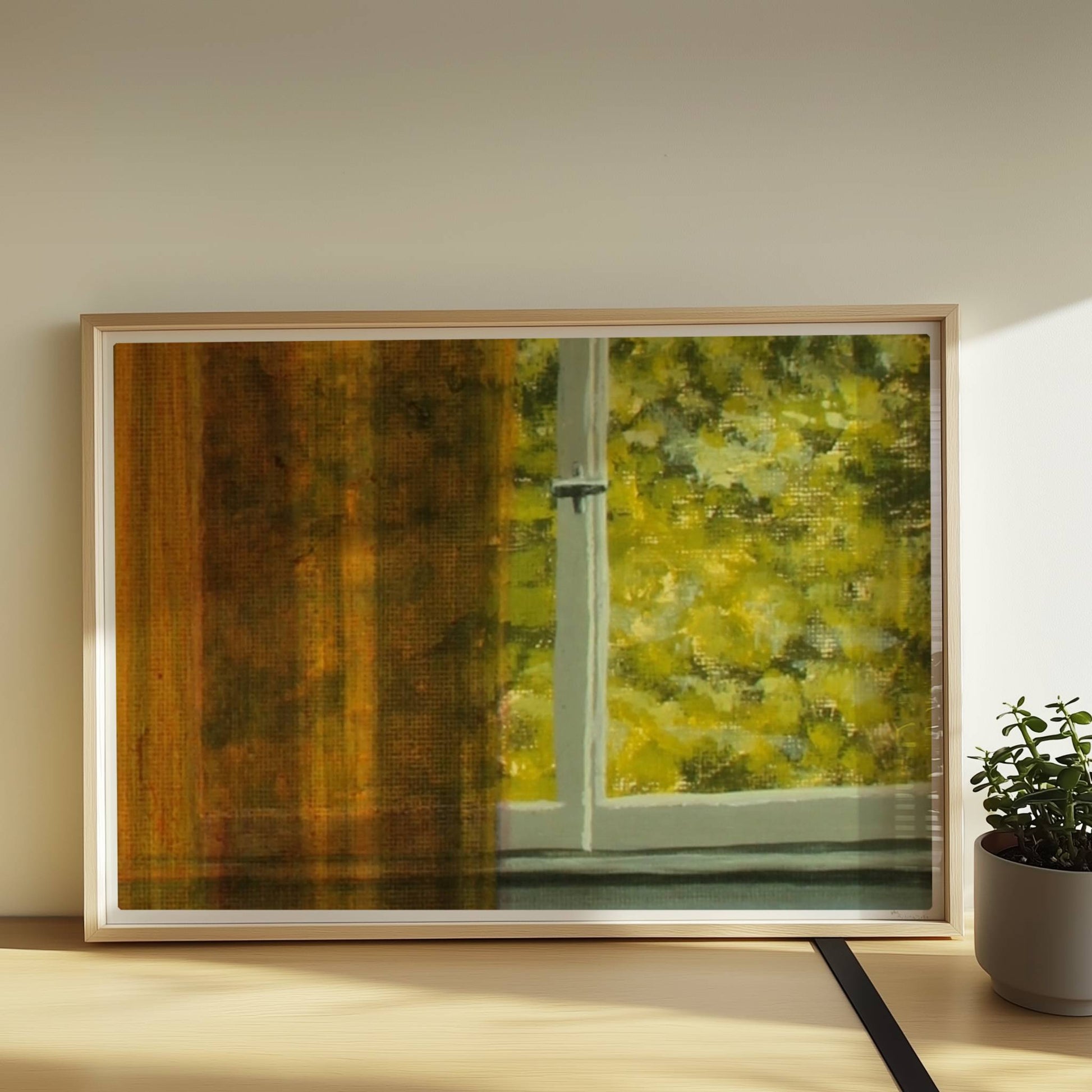 Detailansicht von goldenem Vorhang vor grünem Baum durch ein Fenster – Lichtspiel und Textur.. Rahmen natur 70x50
