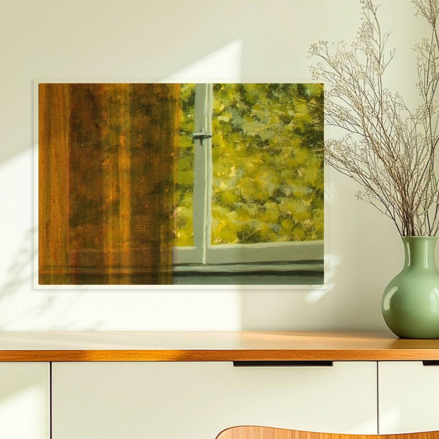 Detailansicht von goldenem Vorhang vor grünem Baum durch ein Fenster – Lichtspiel und Textur.. Ohne Rahmen 70x50