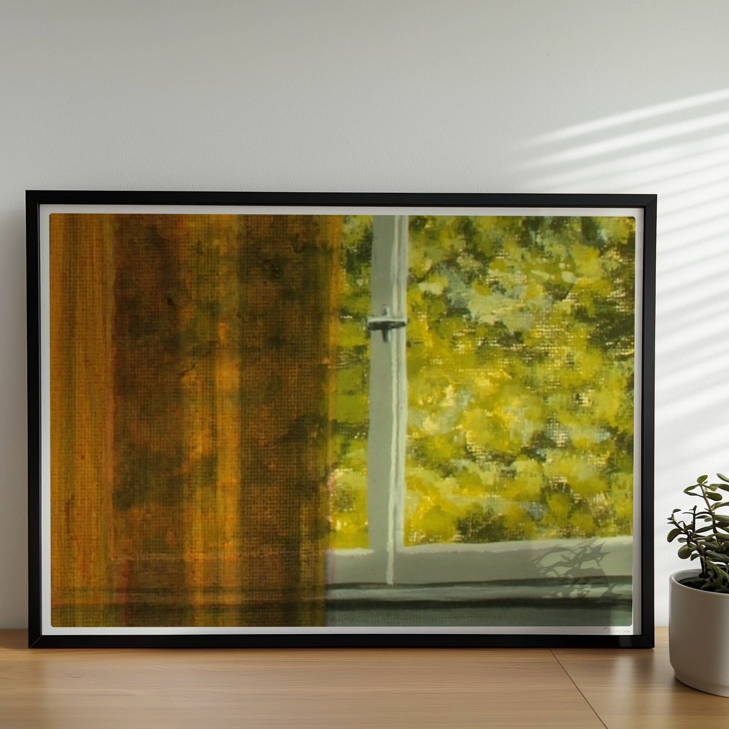 Detailansicht von goldenem Vorhang vor grünem Baum durch ein Fenster – Lichtspiel und Textur.. Rahmen schwarz 70x50