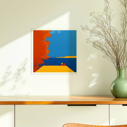 Zwei Personen auf einem Steg mit Blick auf einen leuchtend blauen See, flankiert von herbstlichen orangefarbenen Bäumen.. Ohne Rahmen 30x30
