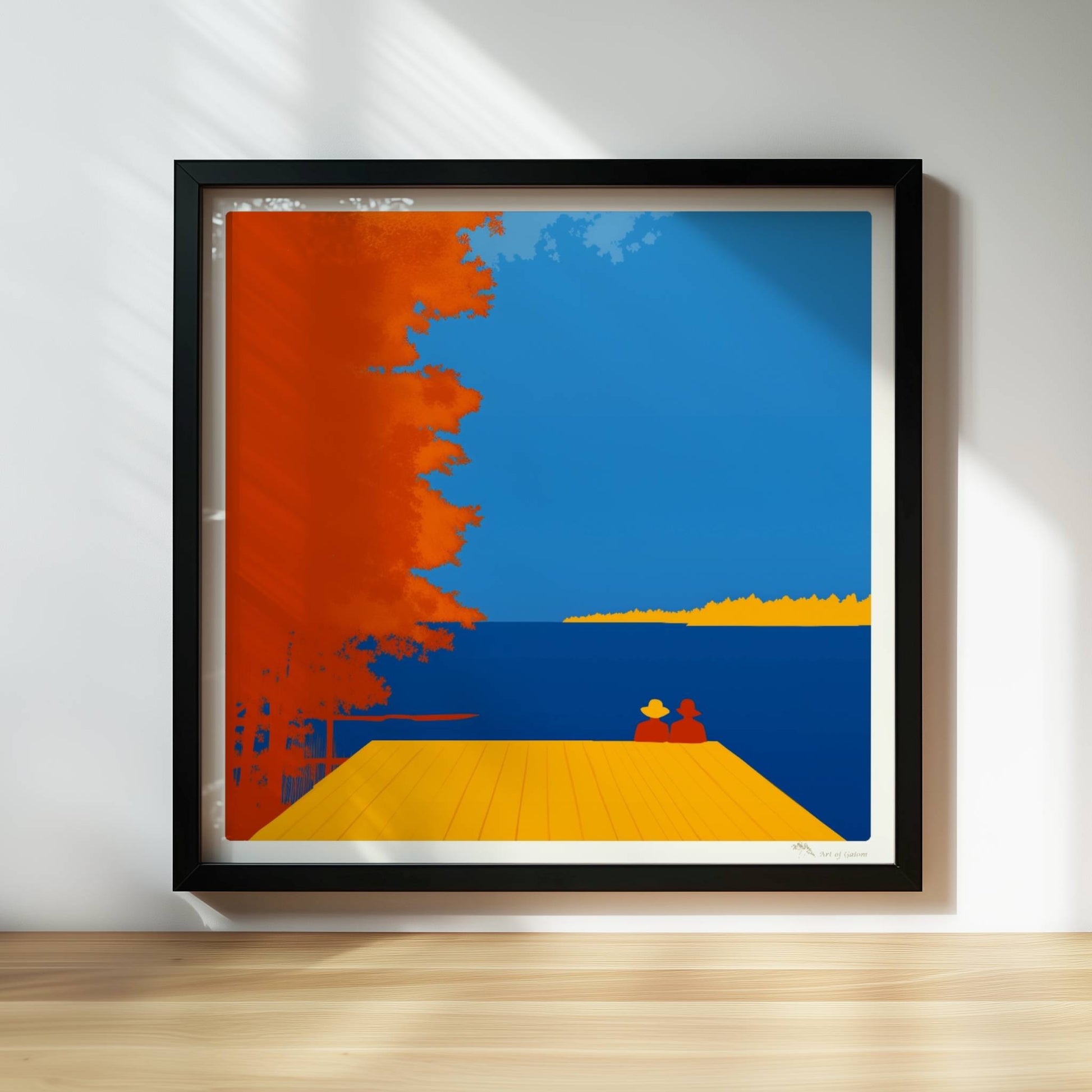 Zwei Personen auf einem Steg mit Blick auf einen leuchtend blauen See, flankiert von herbstlichen orangefarbenen Bäumen.. Rahmen schwarz 30x30